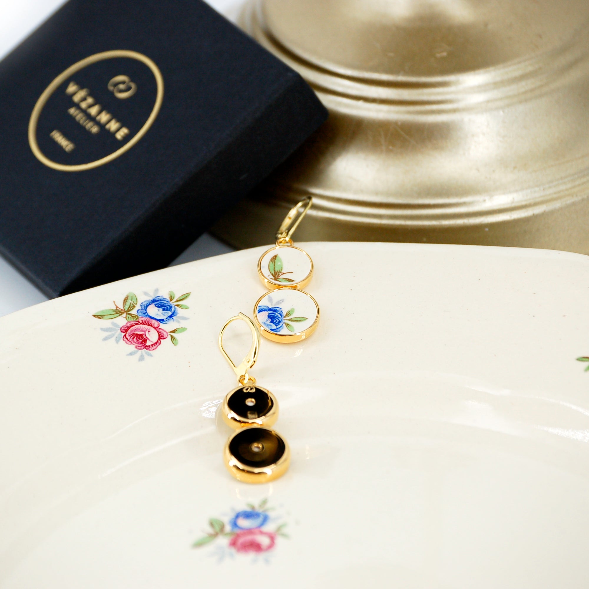 "Small blue flowers and foliage" earrings, gold finish