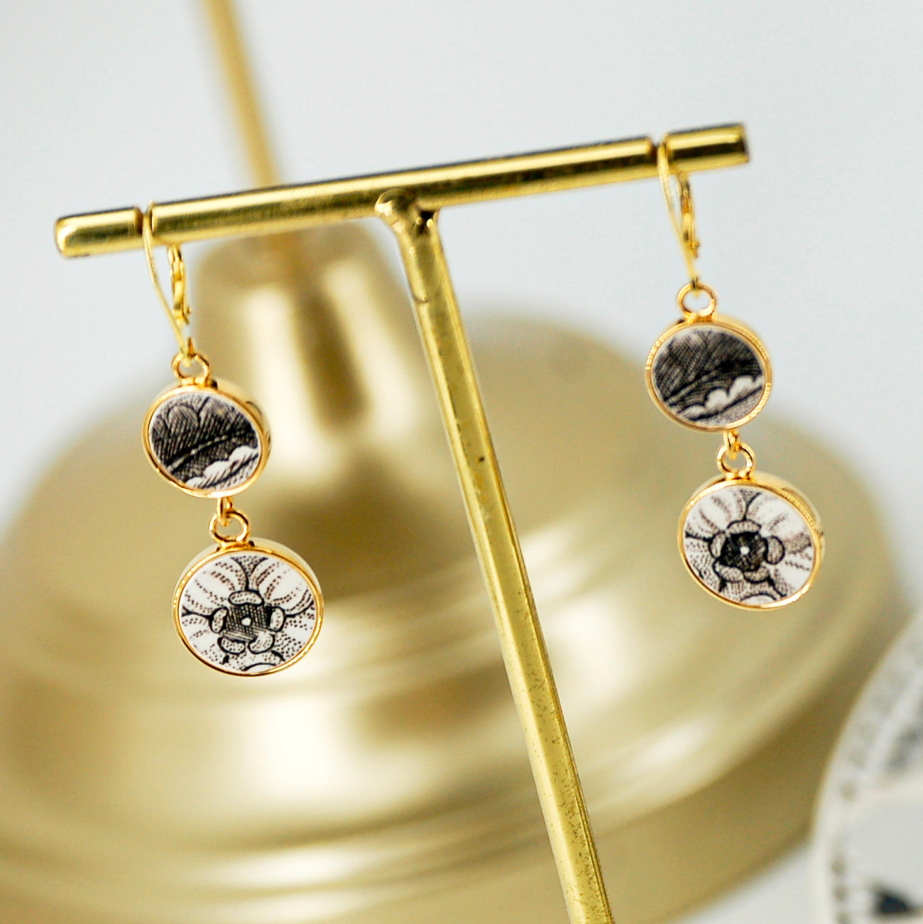 "Black and white flower heart" earrings, gold finish
