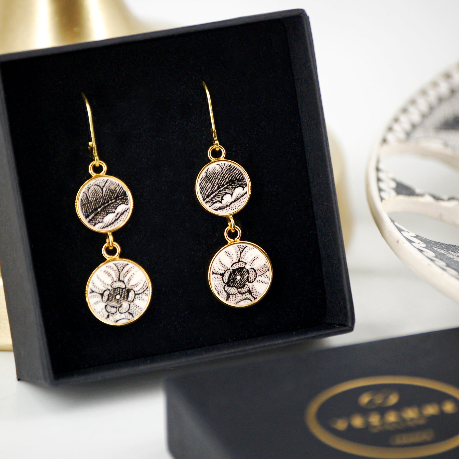 "Black and white flower heart" earrings, gold finish