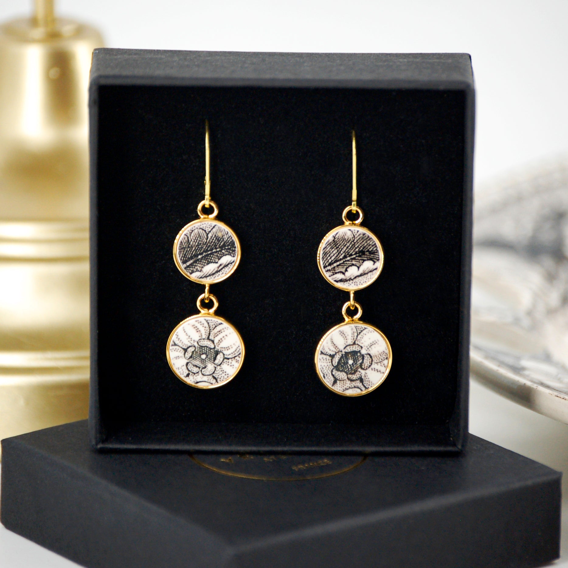 "Black and white flower heart" earrings, gold finish