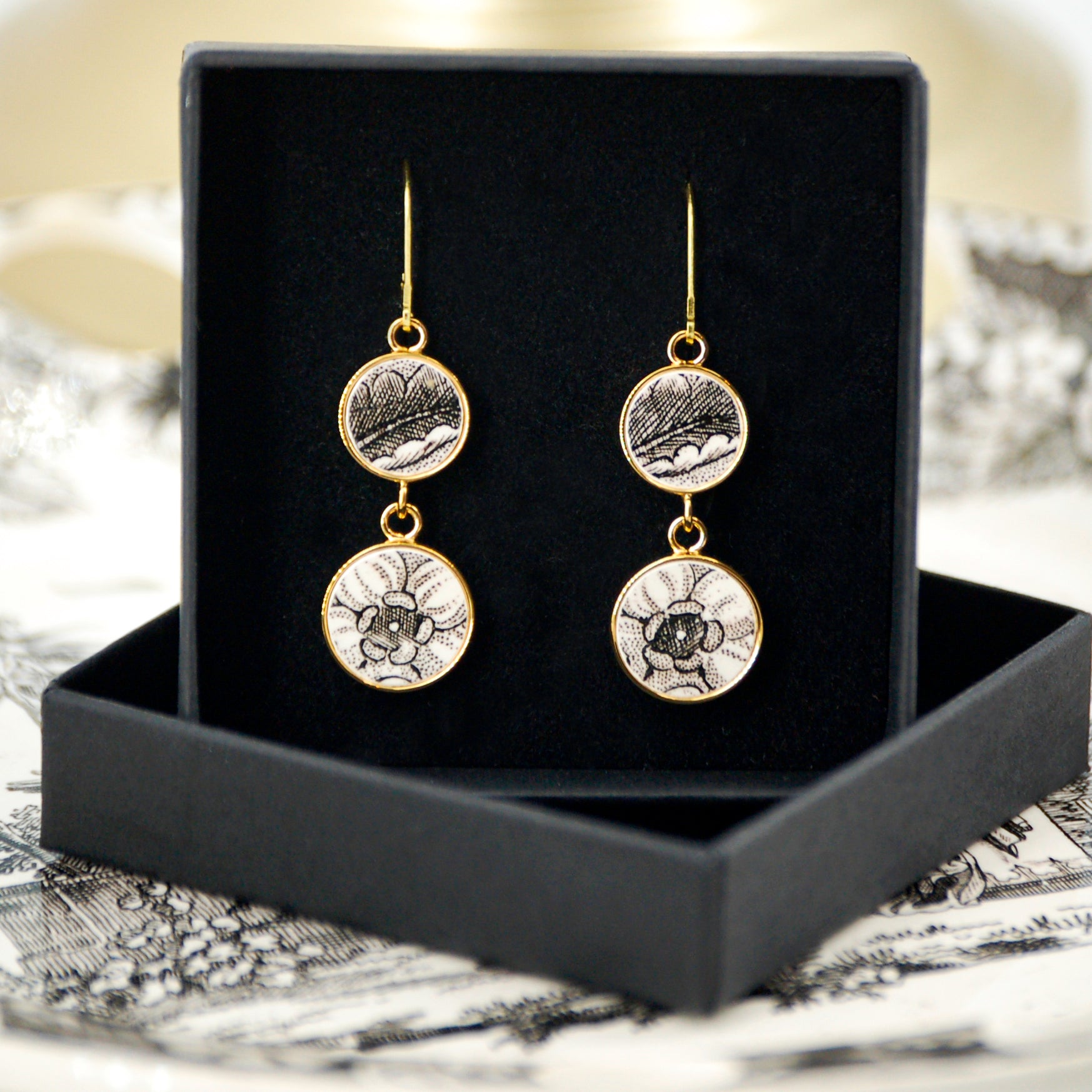 "Black and white flower heart" earrings, gold finish