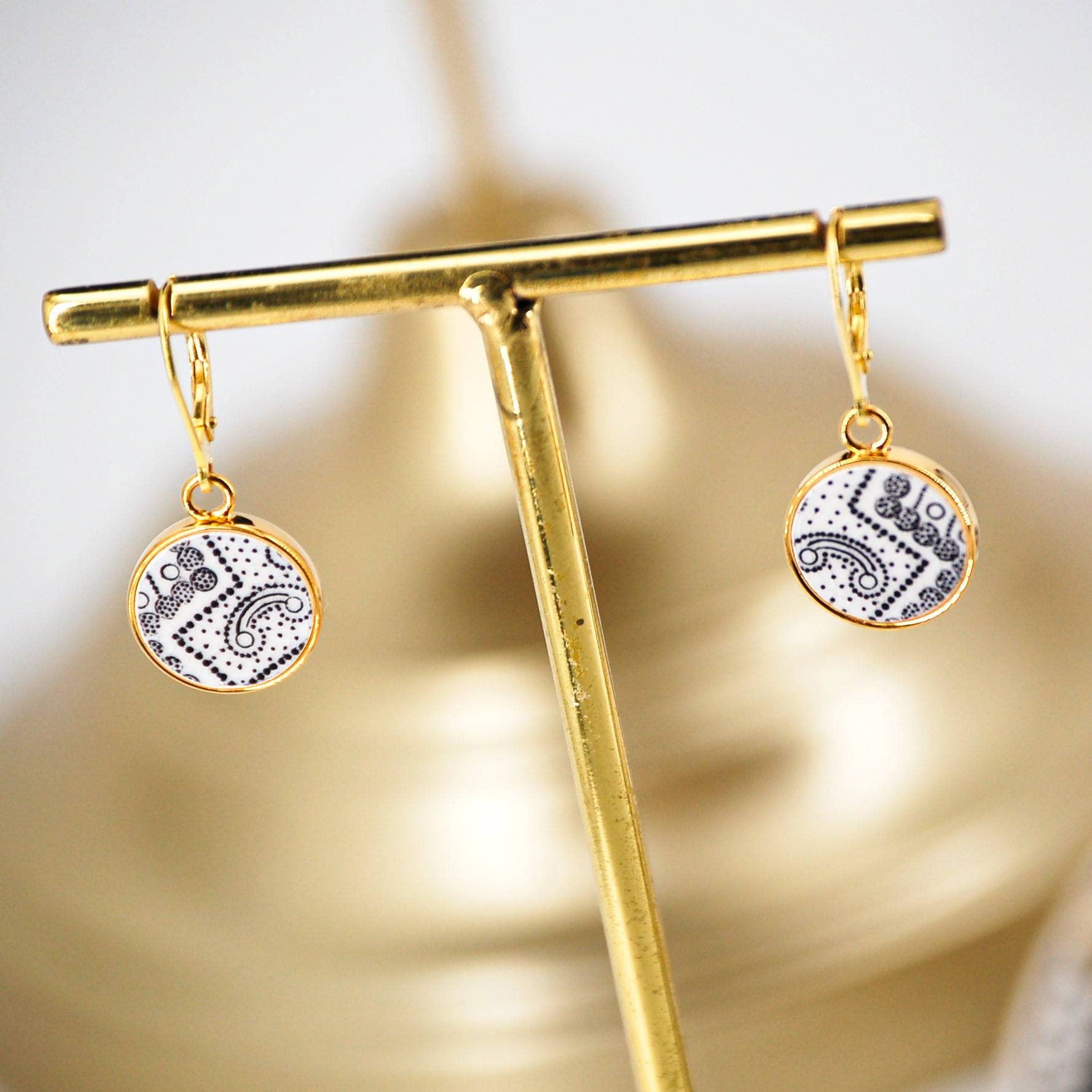 "Black and white graphic" earrings, gold finish