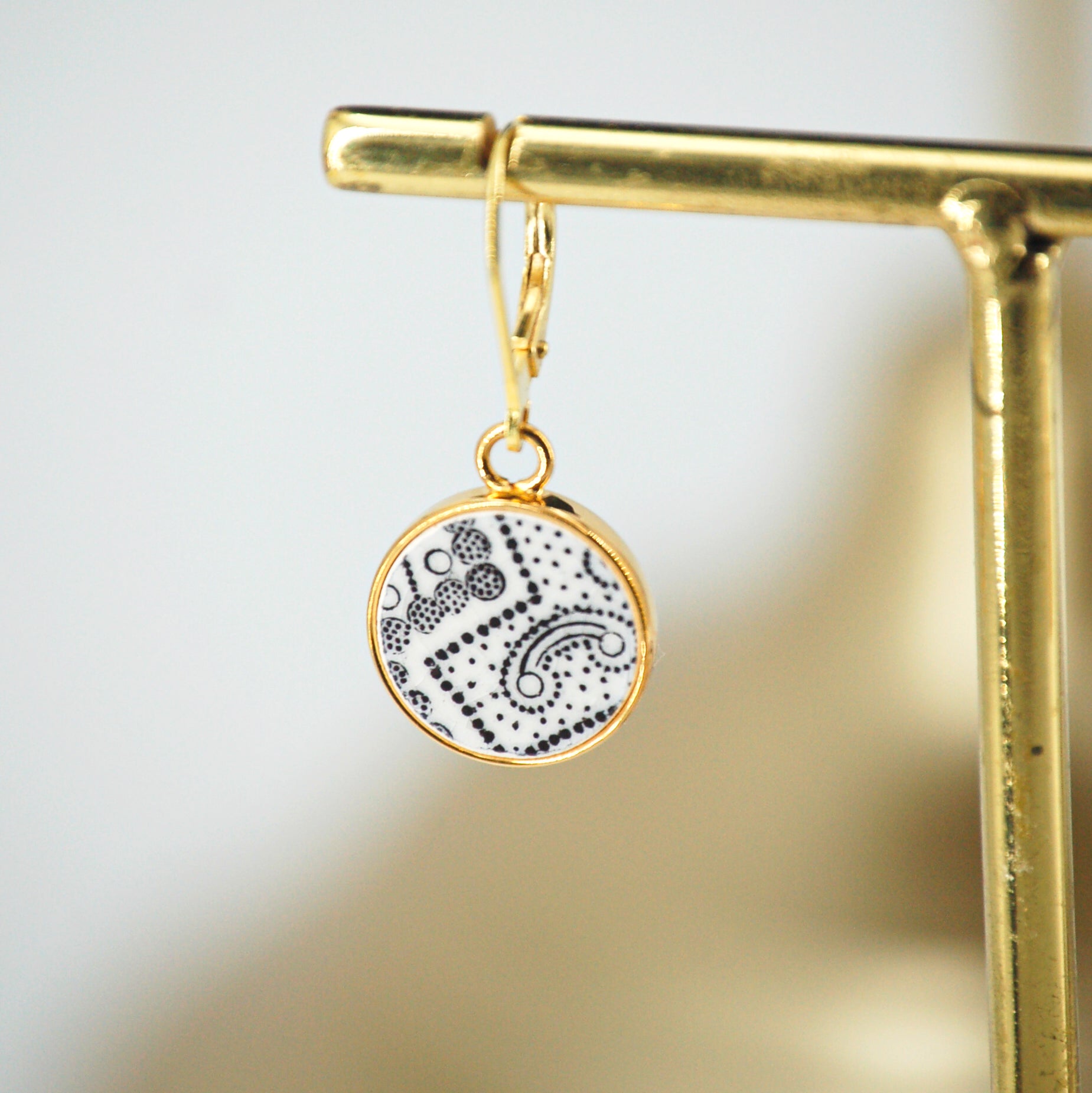 "Black and white graphic" earrings, gold finish