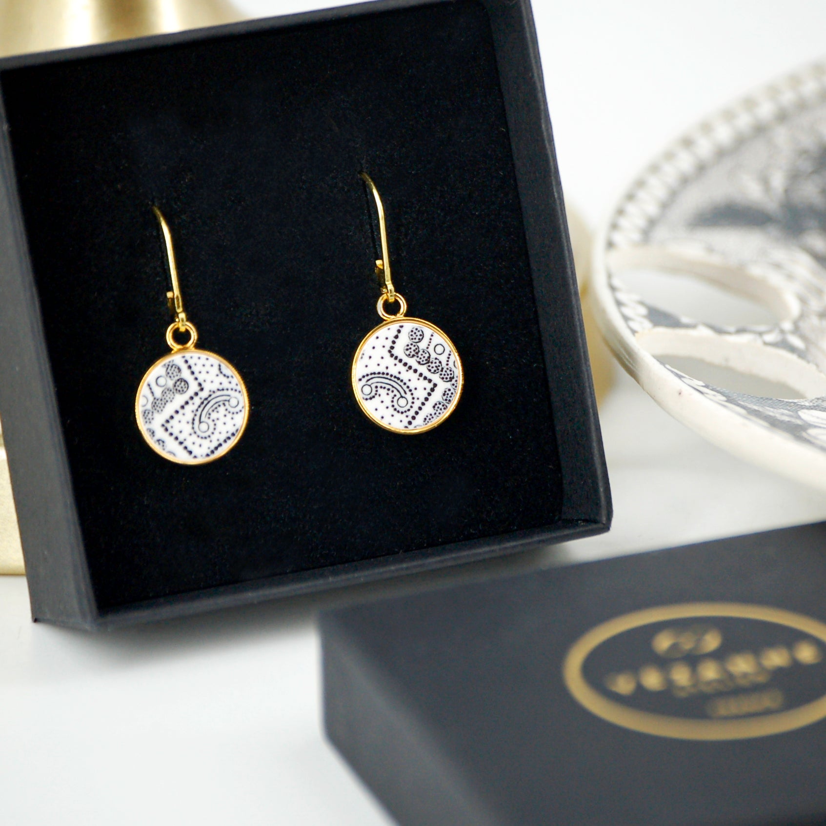 "Black and white graphic" earrings, gold finish