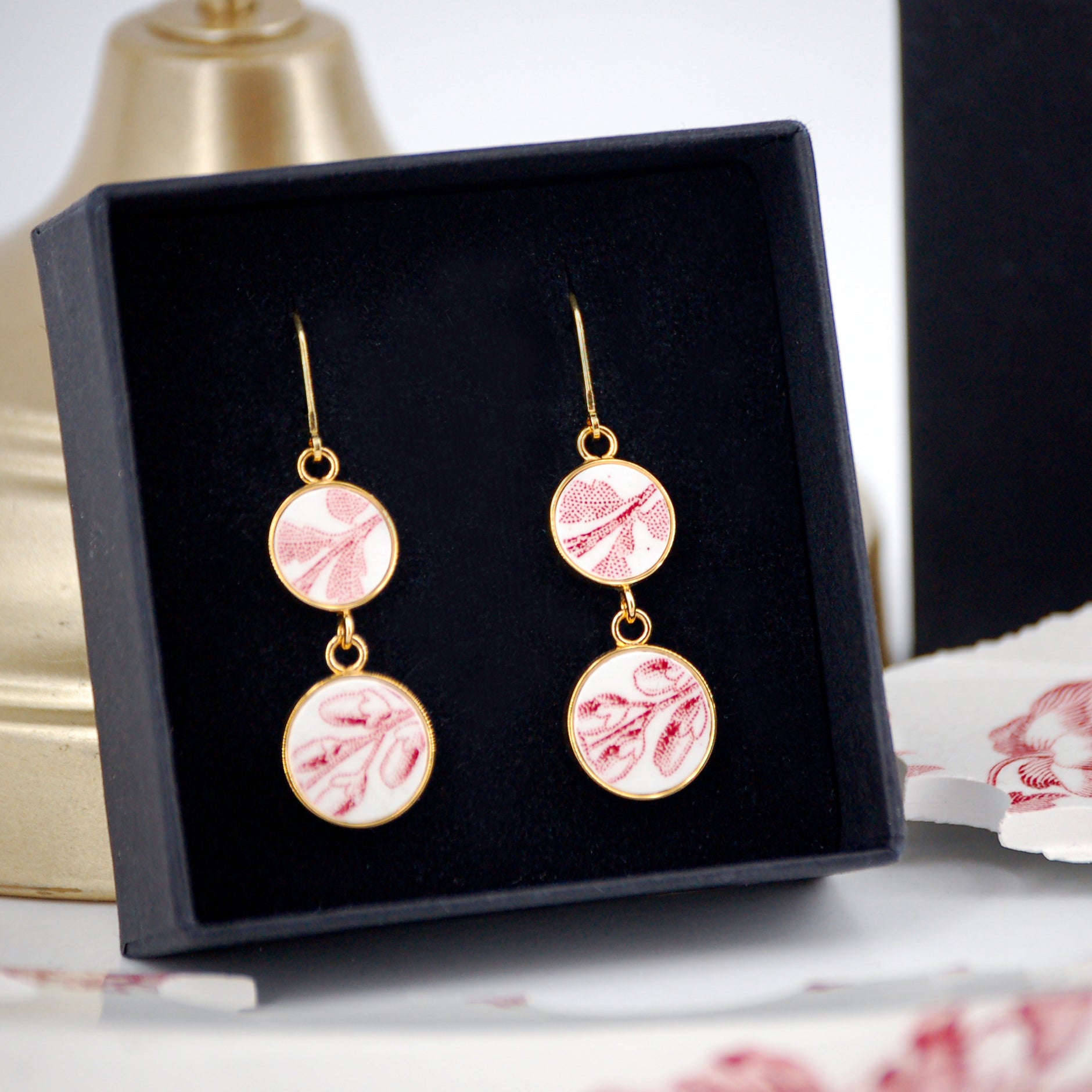 "Scrolls in old rose" earrings, gold finish