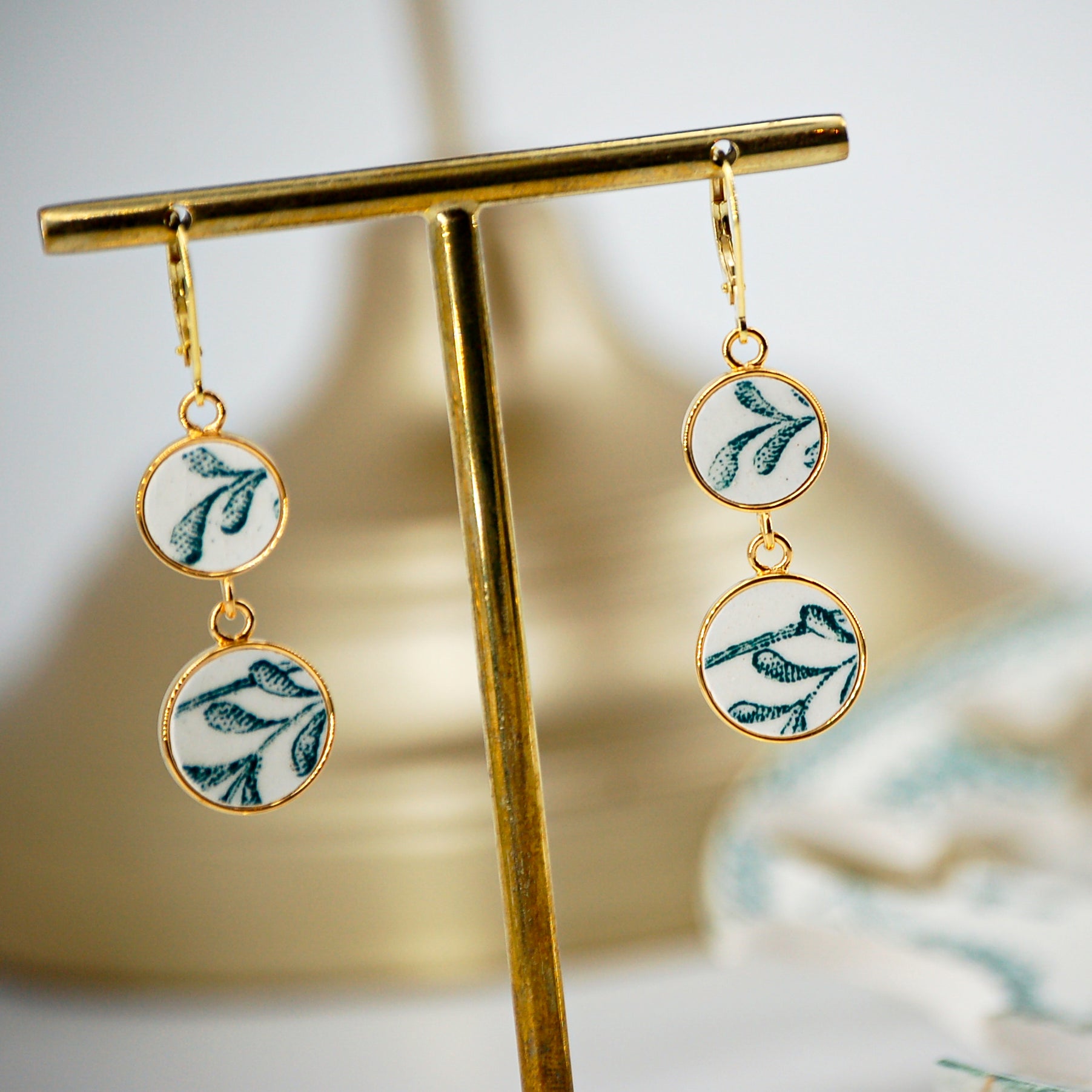 "Art Deco graphic motif" earrings, gold finish