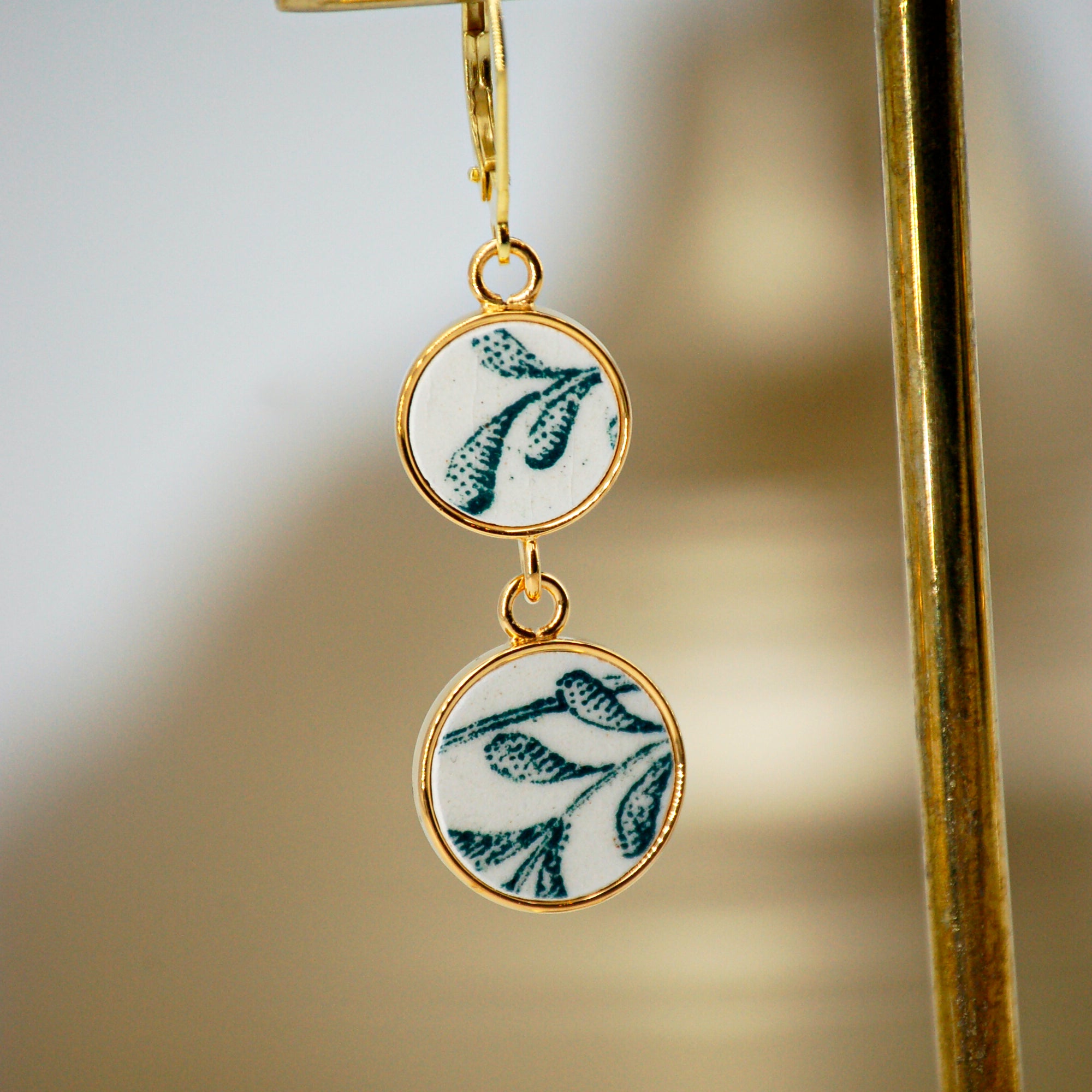 "Art Deco graphic motif" earrings, gold finish