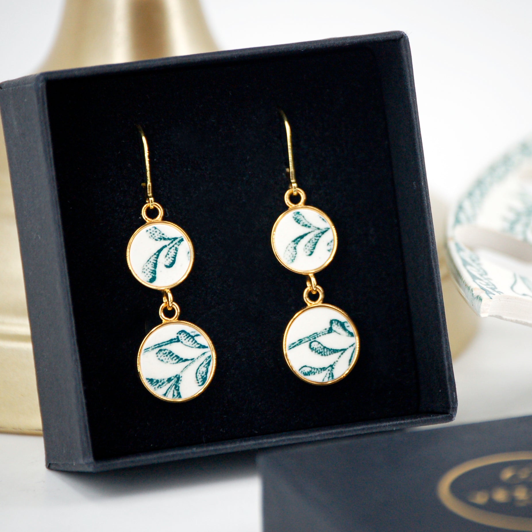 "Art Deco graphic motif" earrings, gold finish