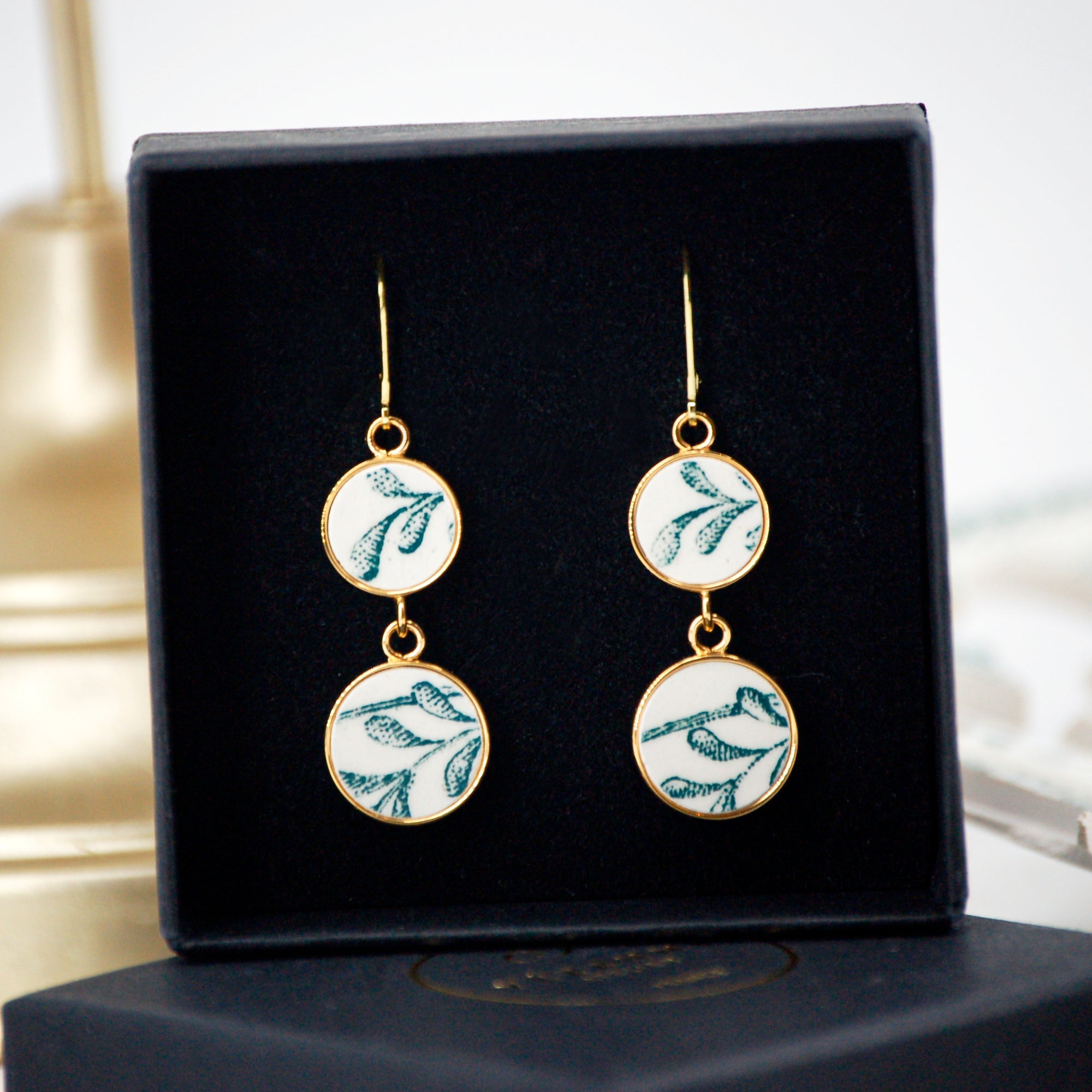 "Art Deco graphic motif" earrings, gold finish
