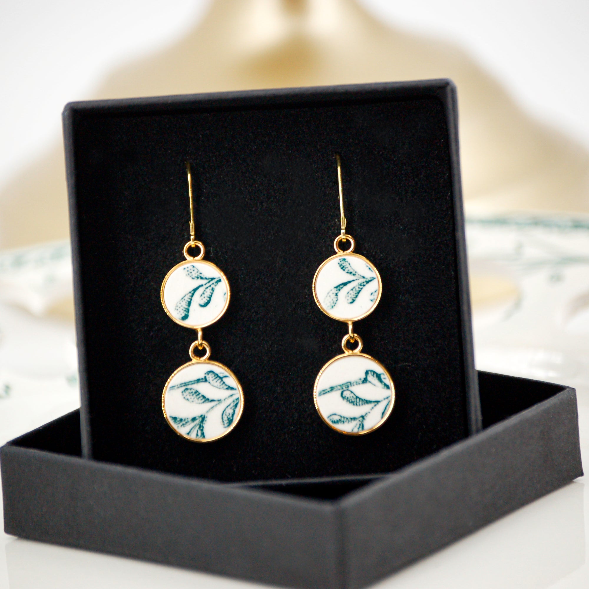 "Art Deco graphic motif" earrings, gold finish