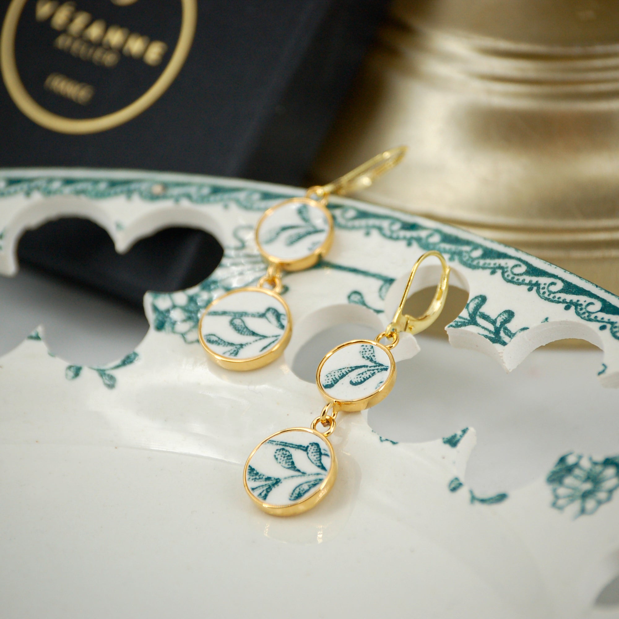 "Art Deco graphic motif" earrings, gold finish