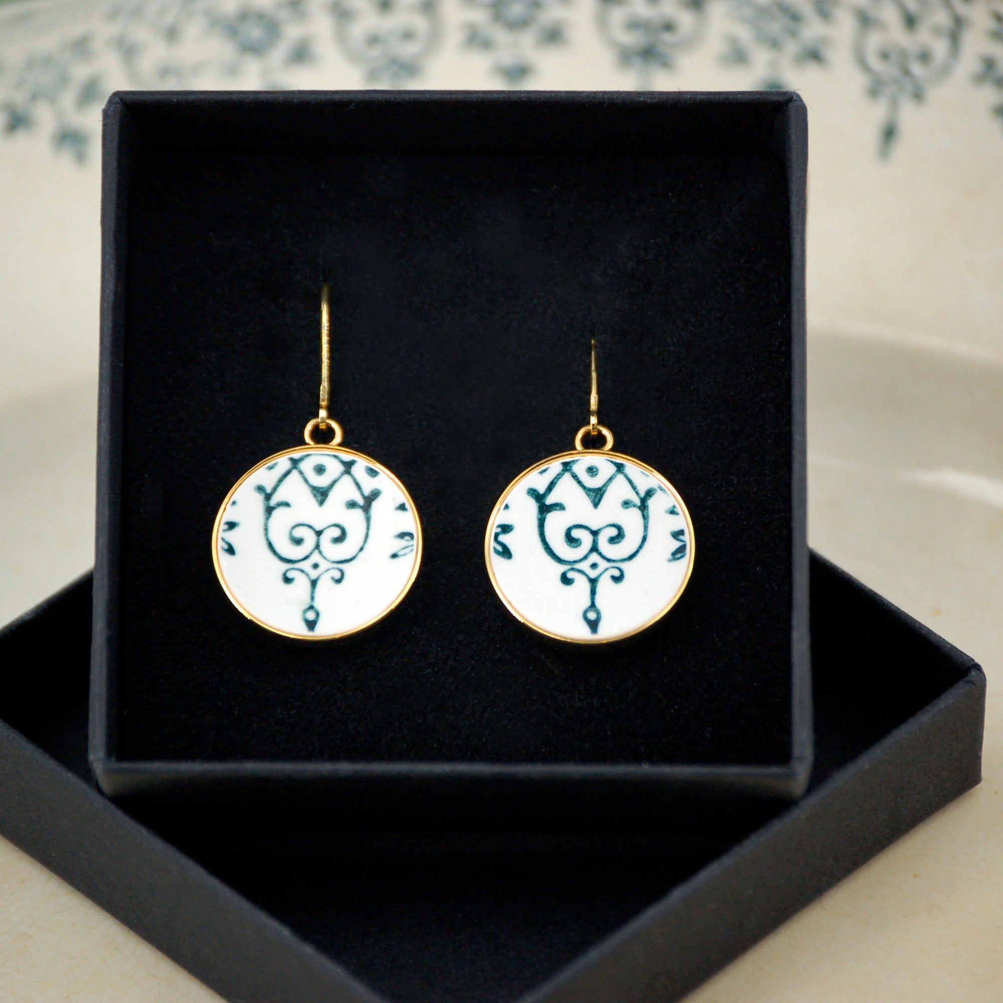 Boucles d'oreilles "Volutes vertes", finition or