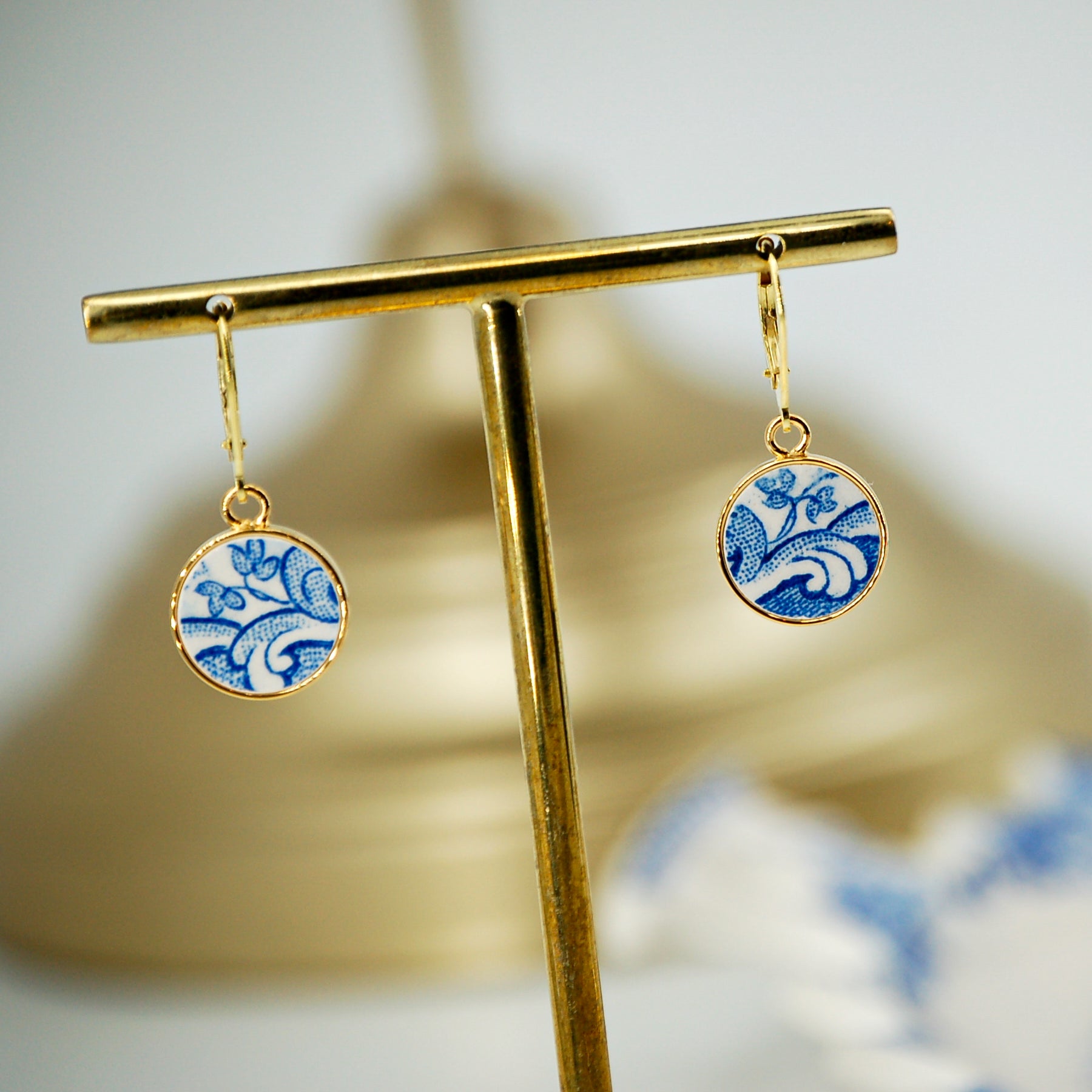 "Small flowers and blue swirls" earrings, gold finish