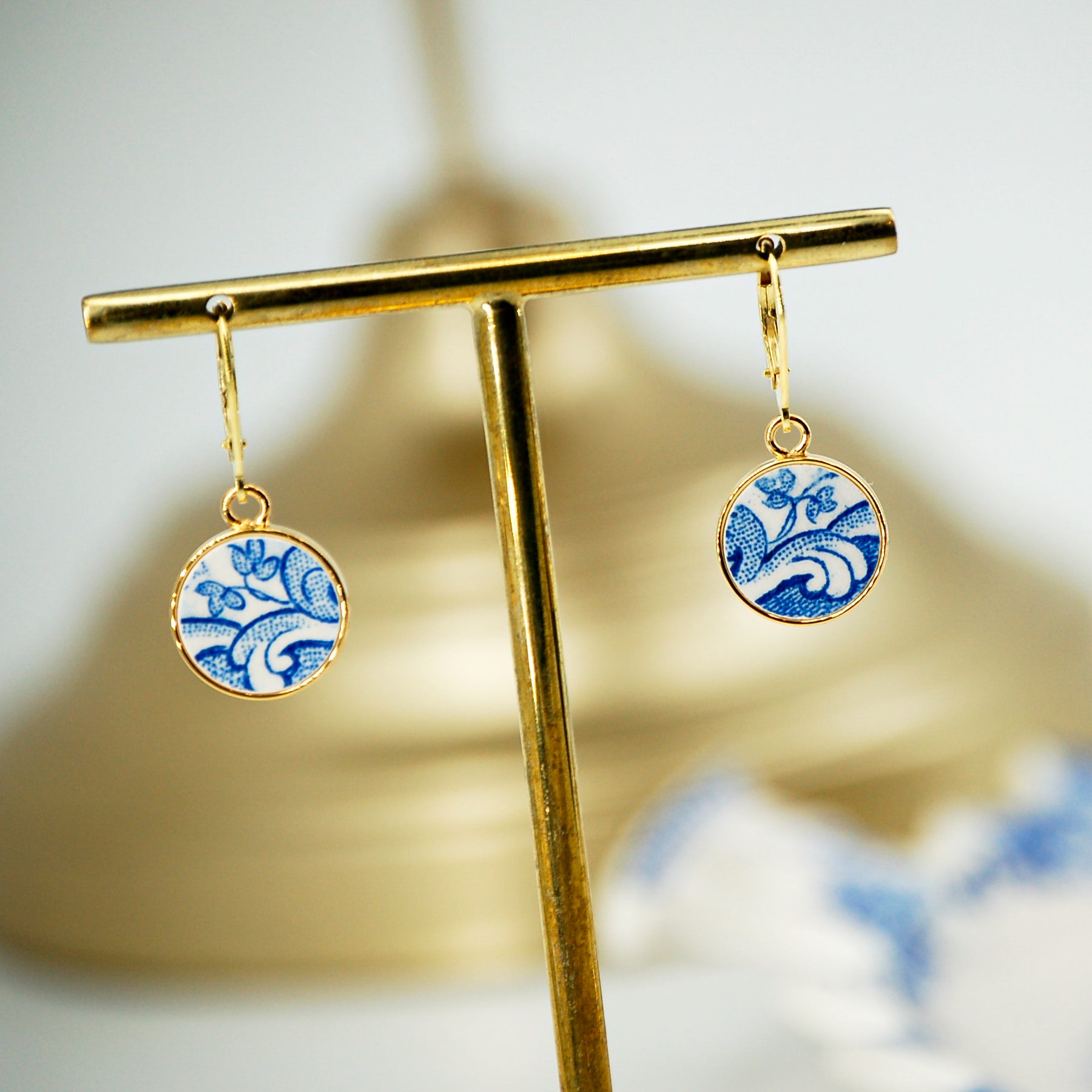 "Small flowers and blue swirls" earrings, gold finish