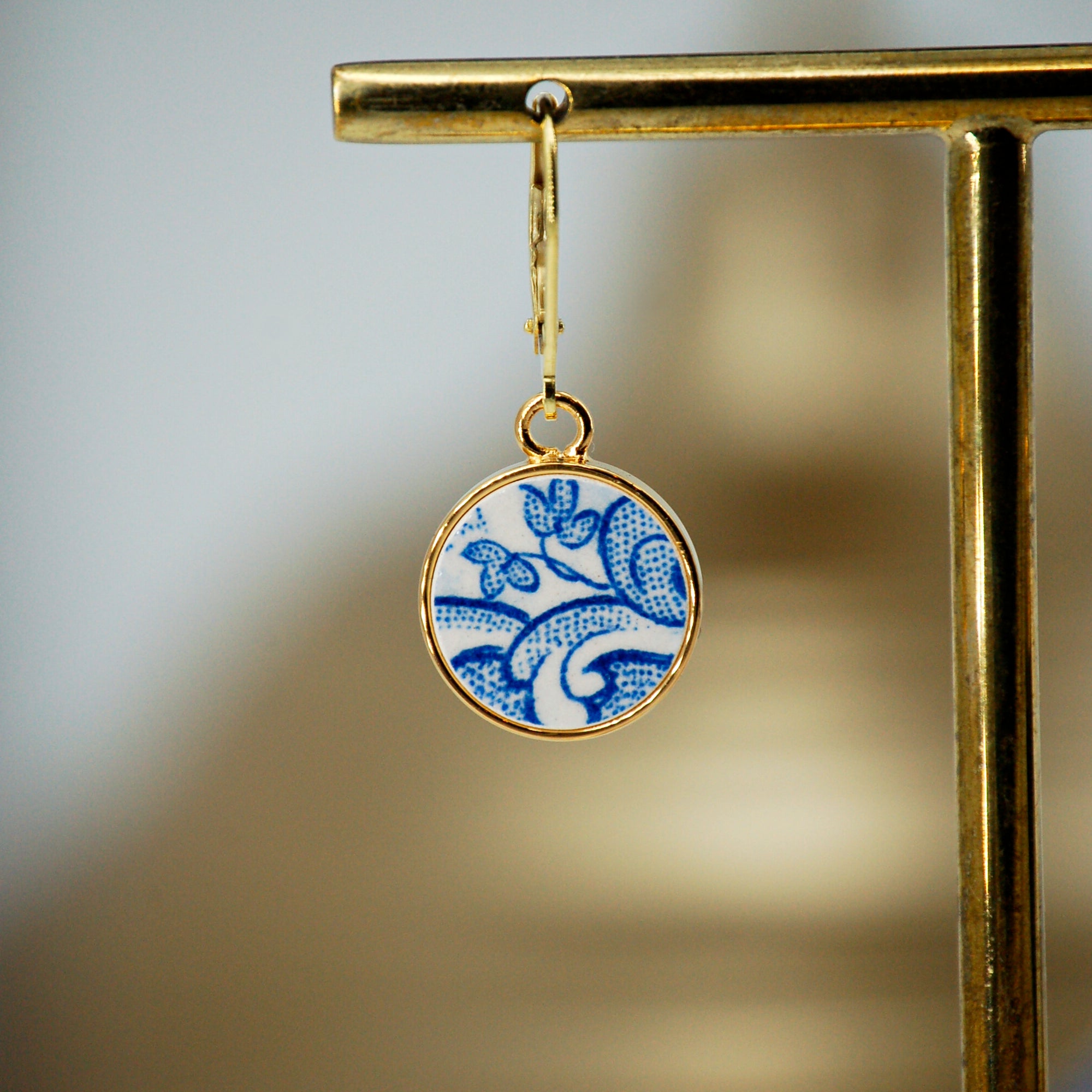 "Small flowers and blue swirls" earrings, gold finish