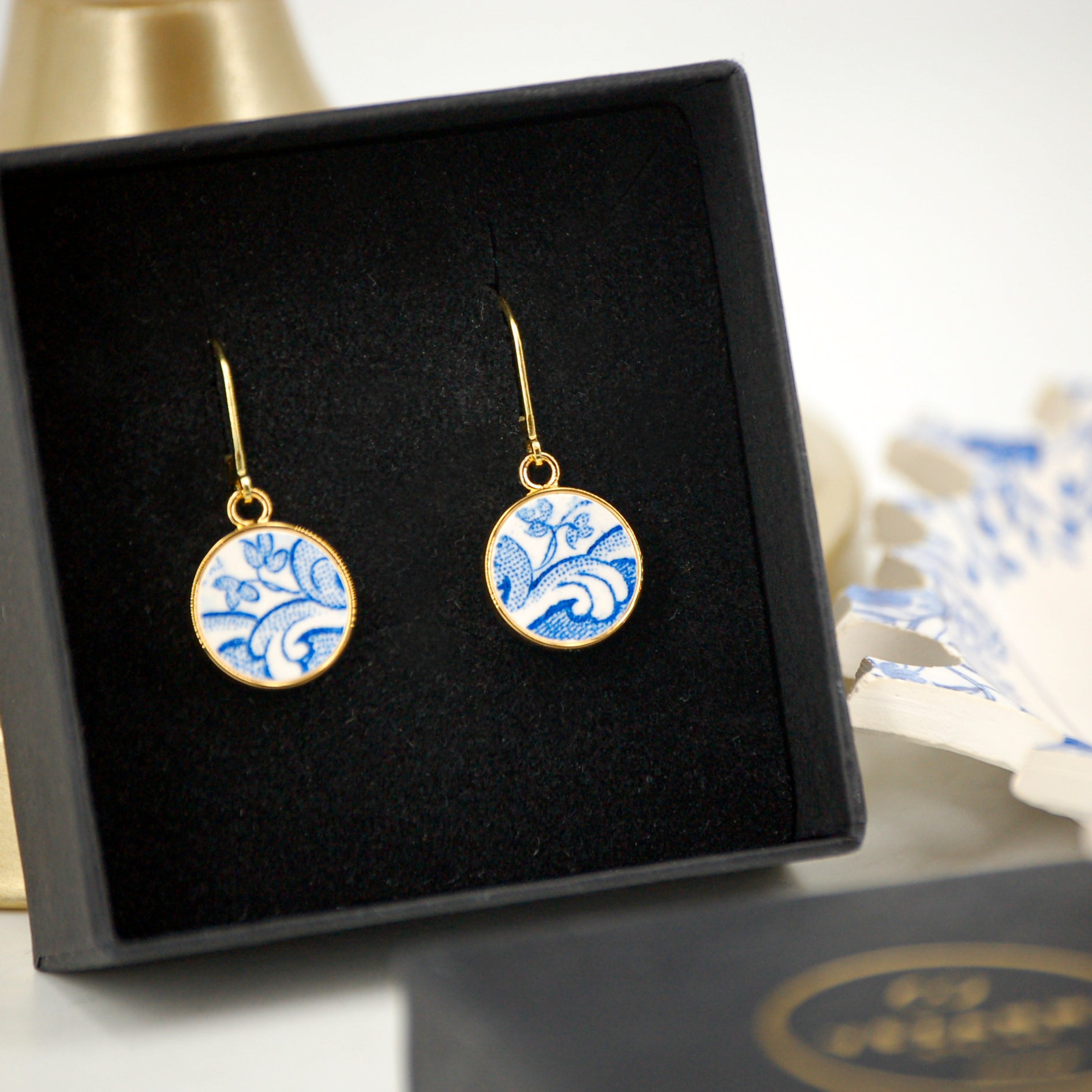 "Small flowers and blue swirls" earrings, gold finish