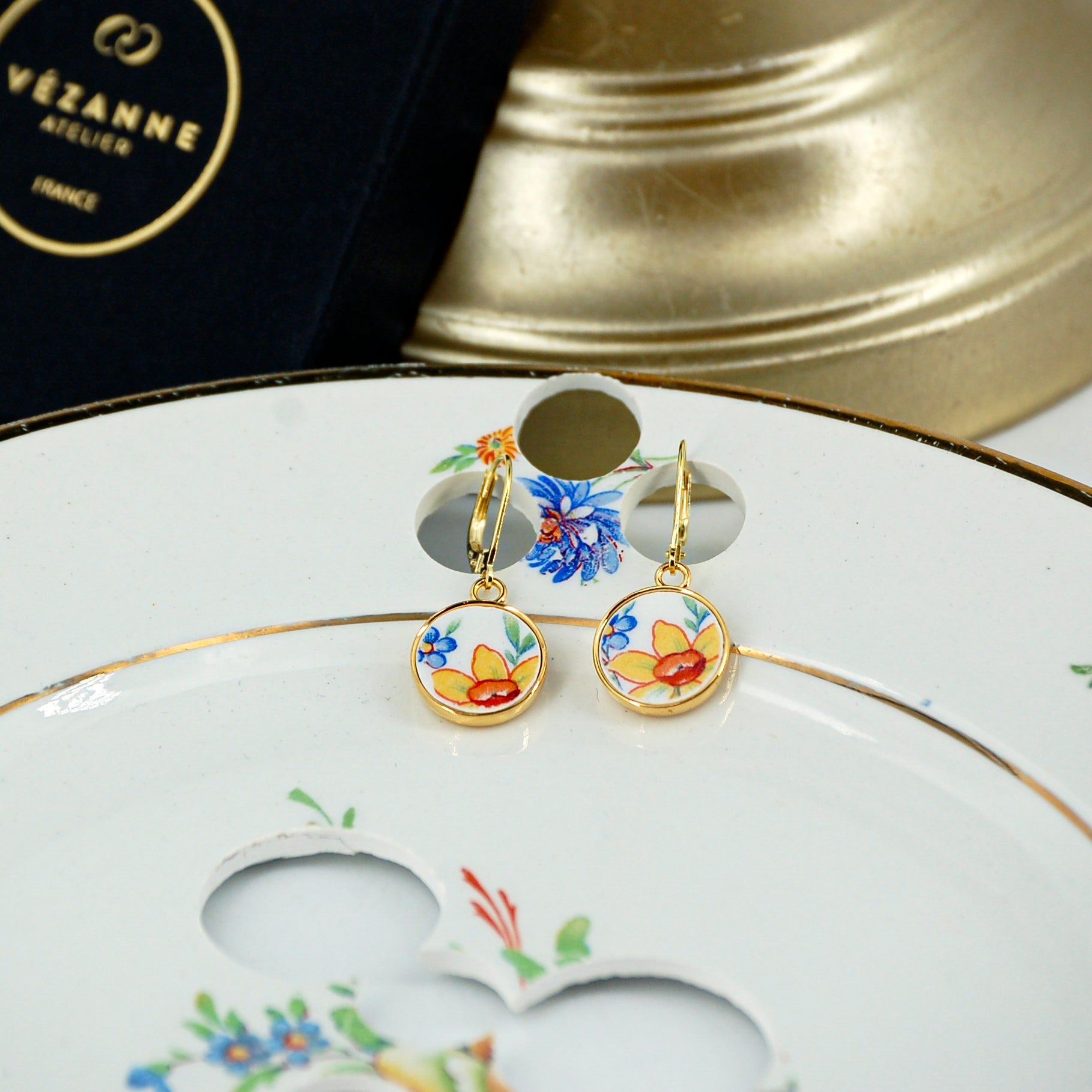 "Beautiful Daffodil" earrings, gold finish