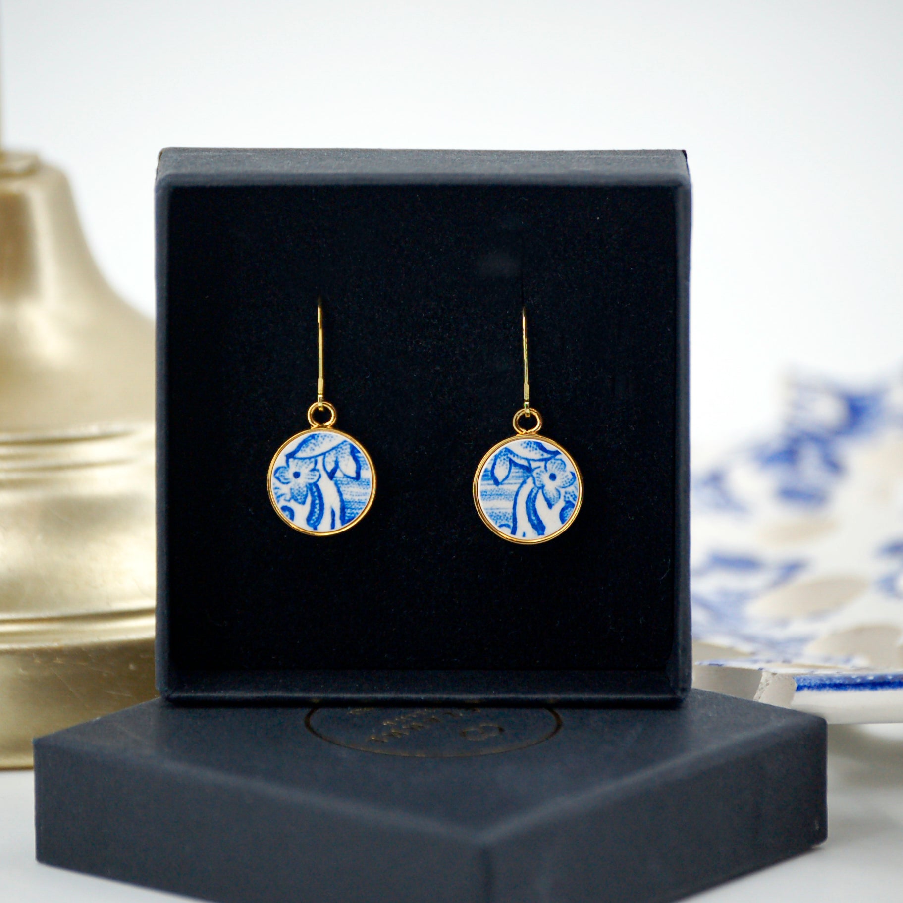 Boucles d'oreilles "Petites fleurs et volutes bleues", finition or