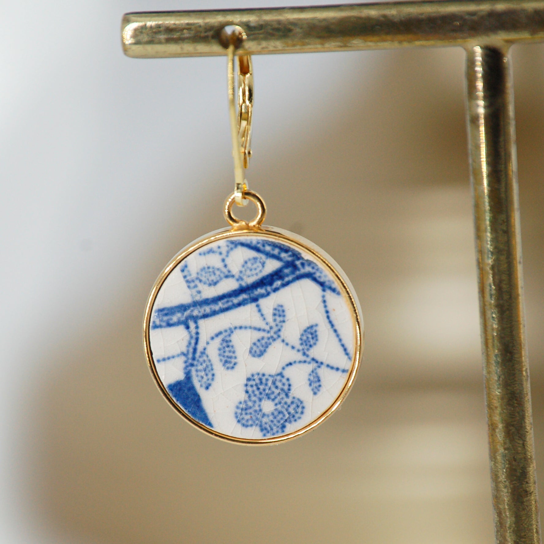 "Dotted Flowers" earrings, gold finish