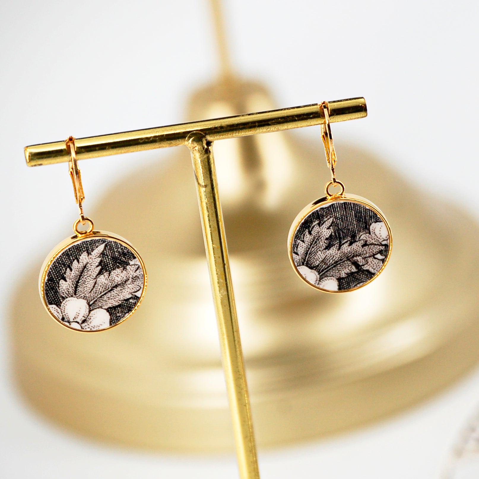"Black and white flower petals" earrings, gold finish