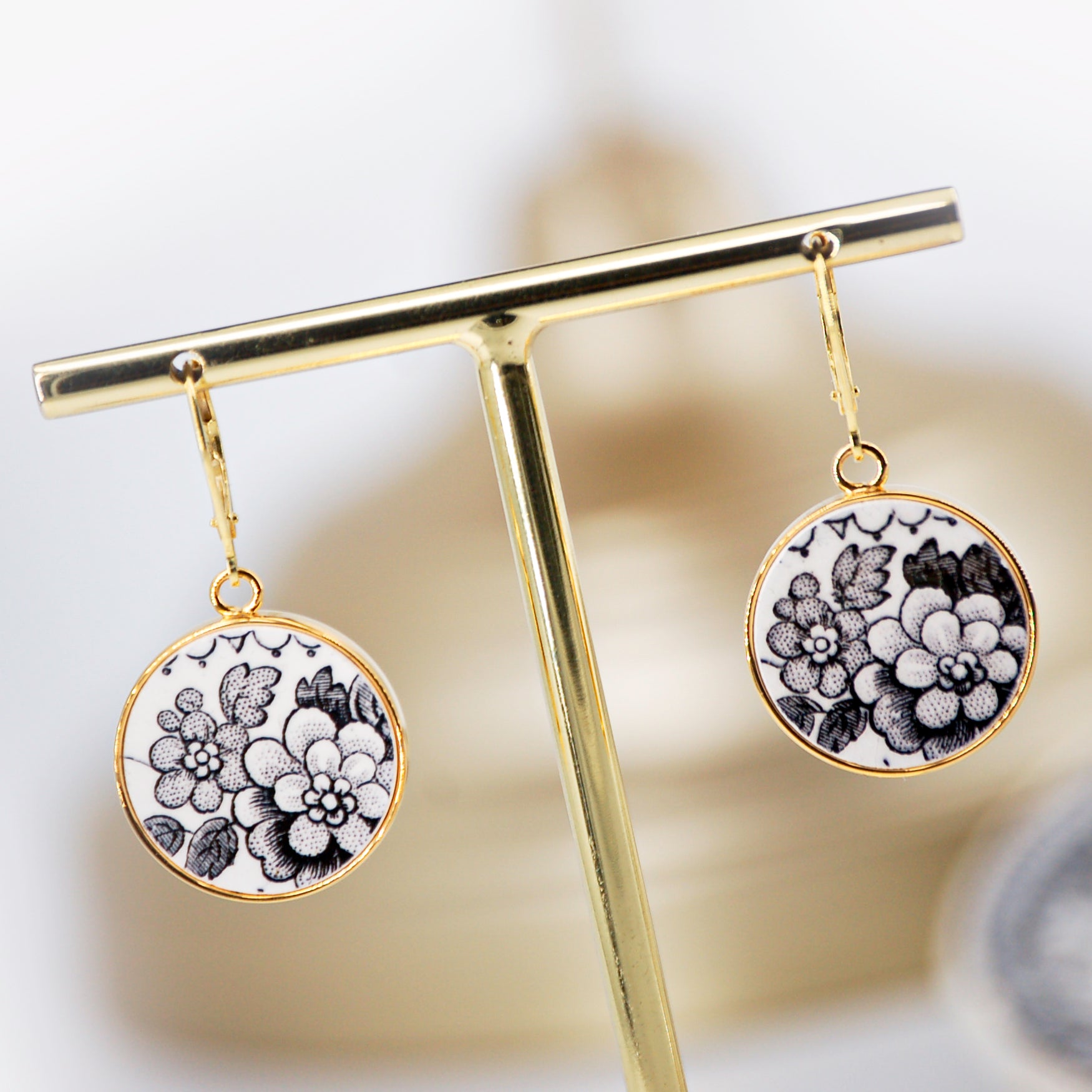 "Black and white flowers" earrings, gold finish