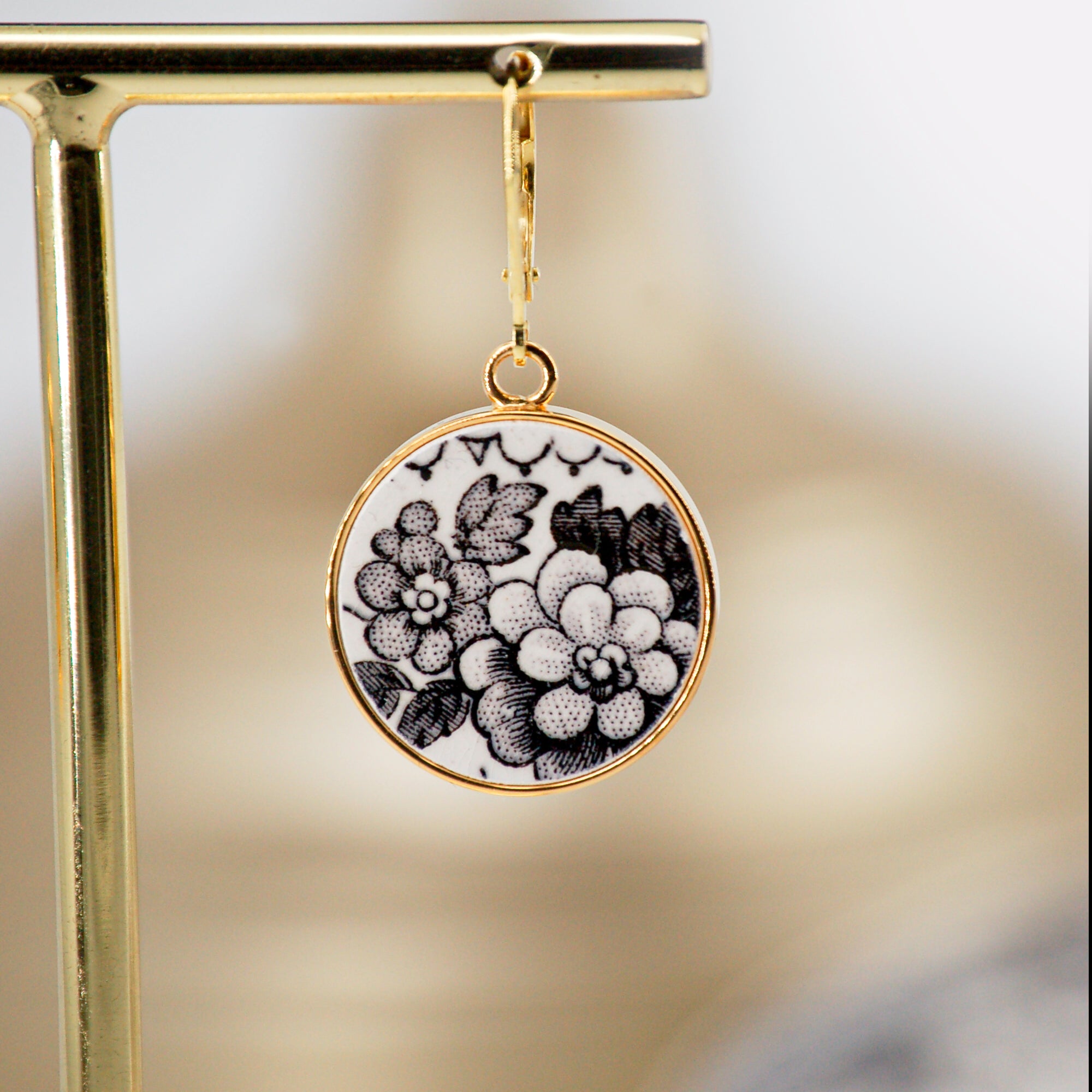 "Black and white flowers" earrings, gold finish