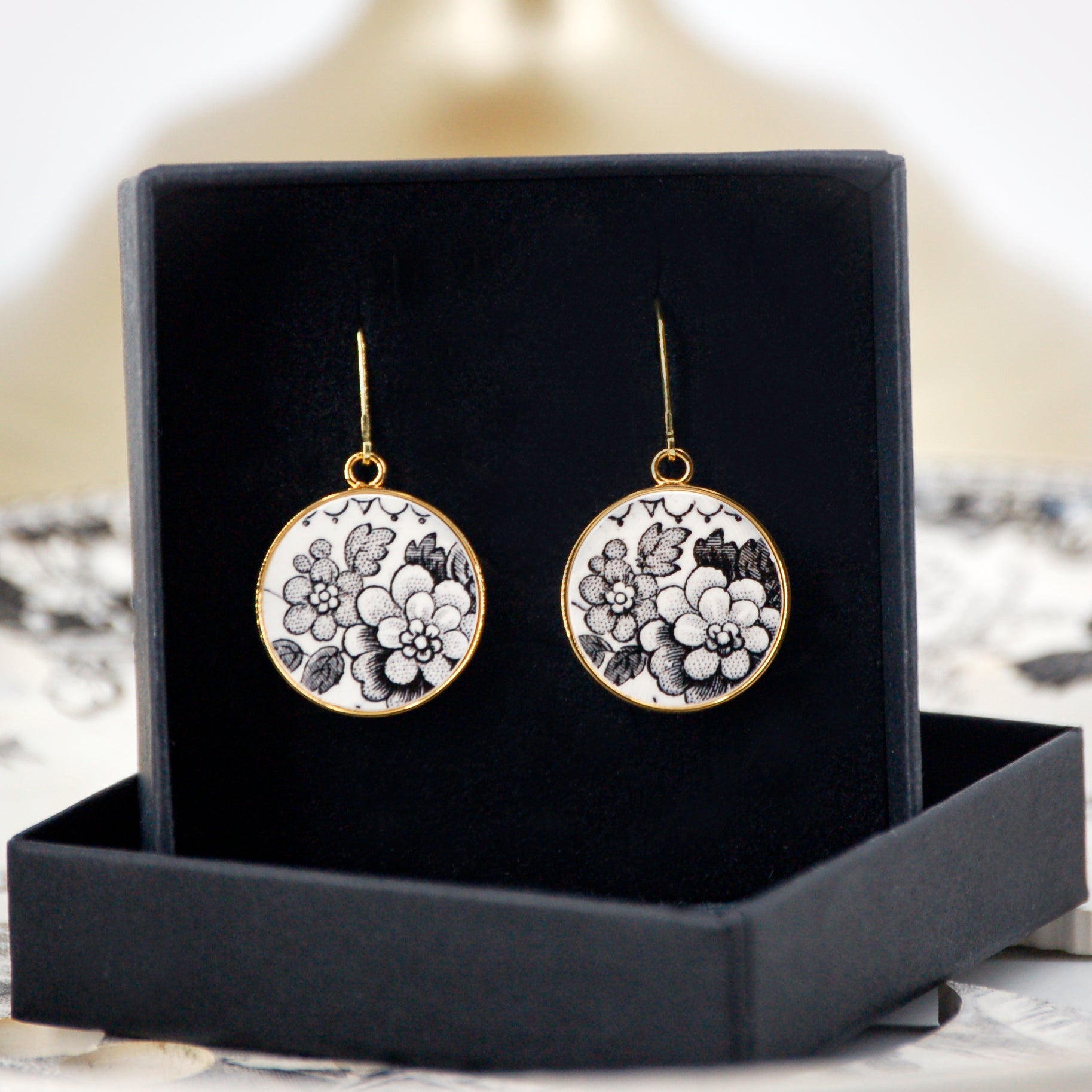 "Black and white flowers" earrings, gold finish
