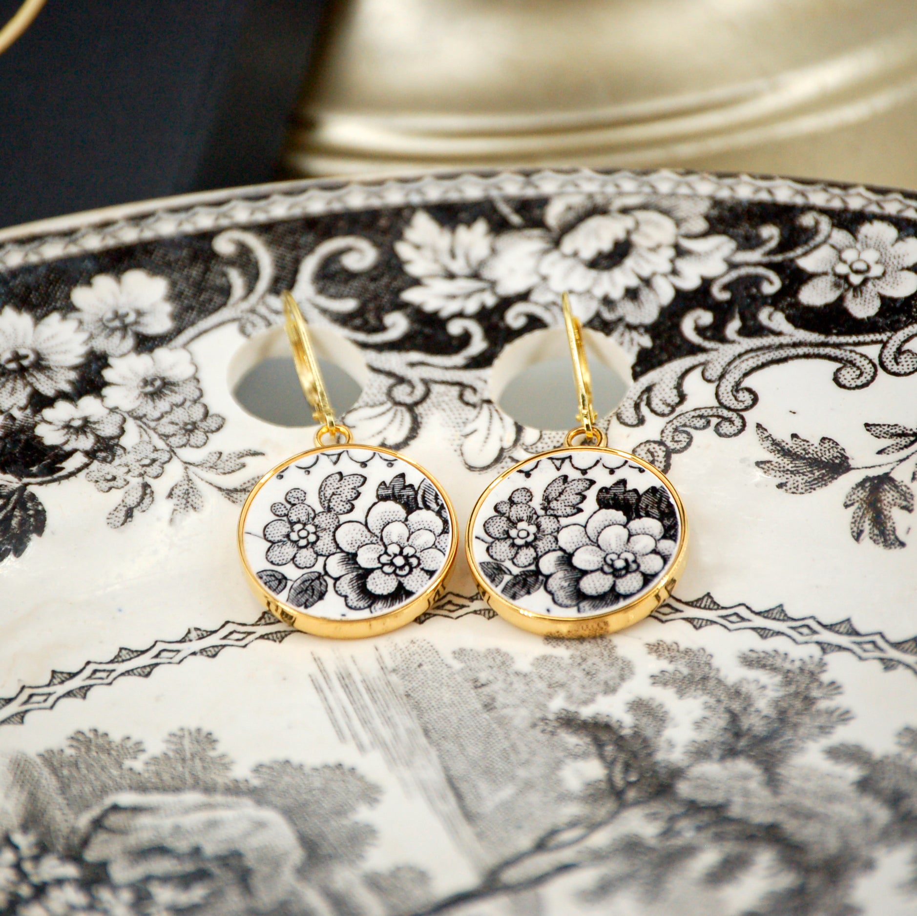 "Black and white flowers" earrings, gold finish