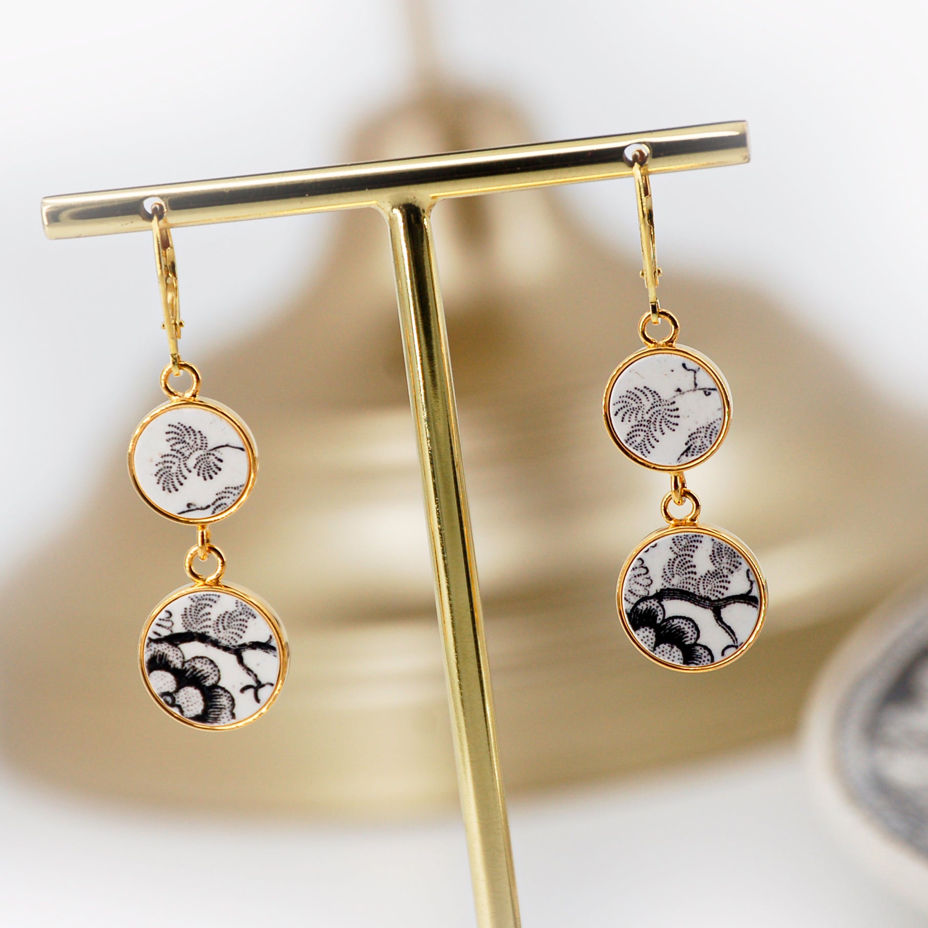 "Flowers and foliage in black and white" earrings, gold finish
