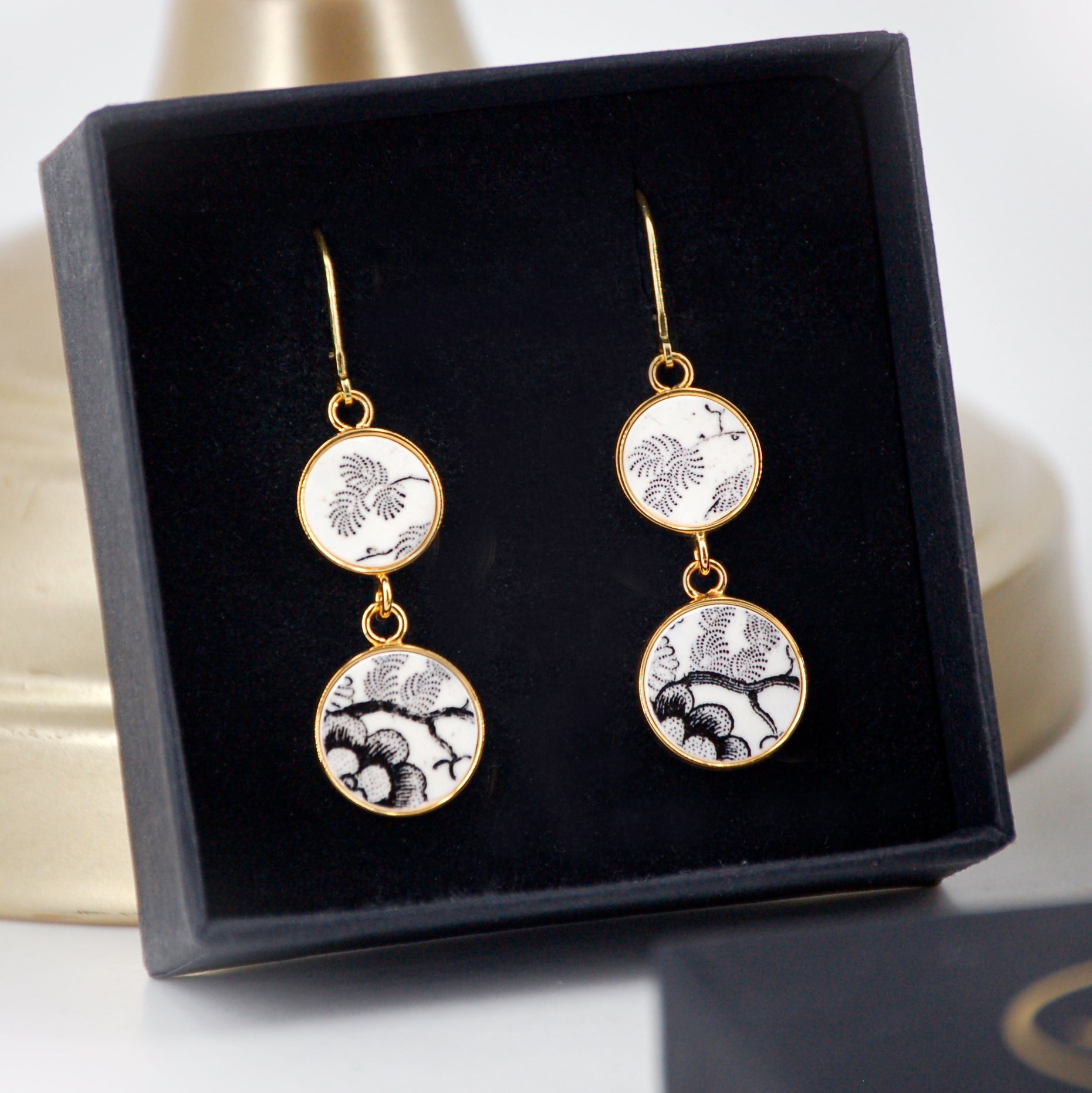 "Flowers and foliage in black and white" earrings, gold finish