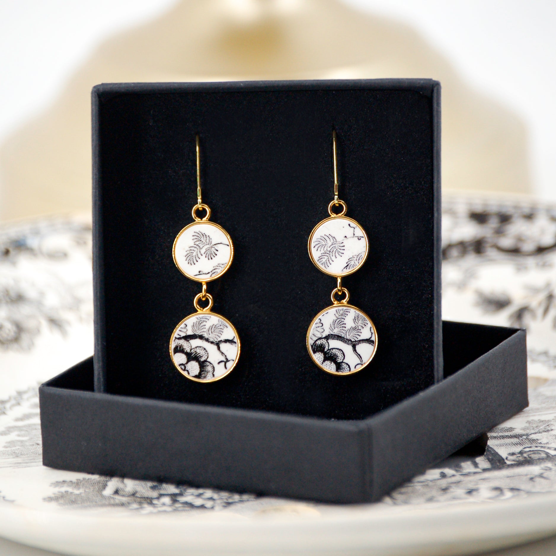 "Flowers and foliage in black and white" earrings, gold finish