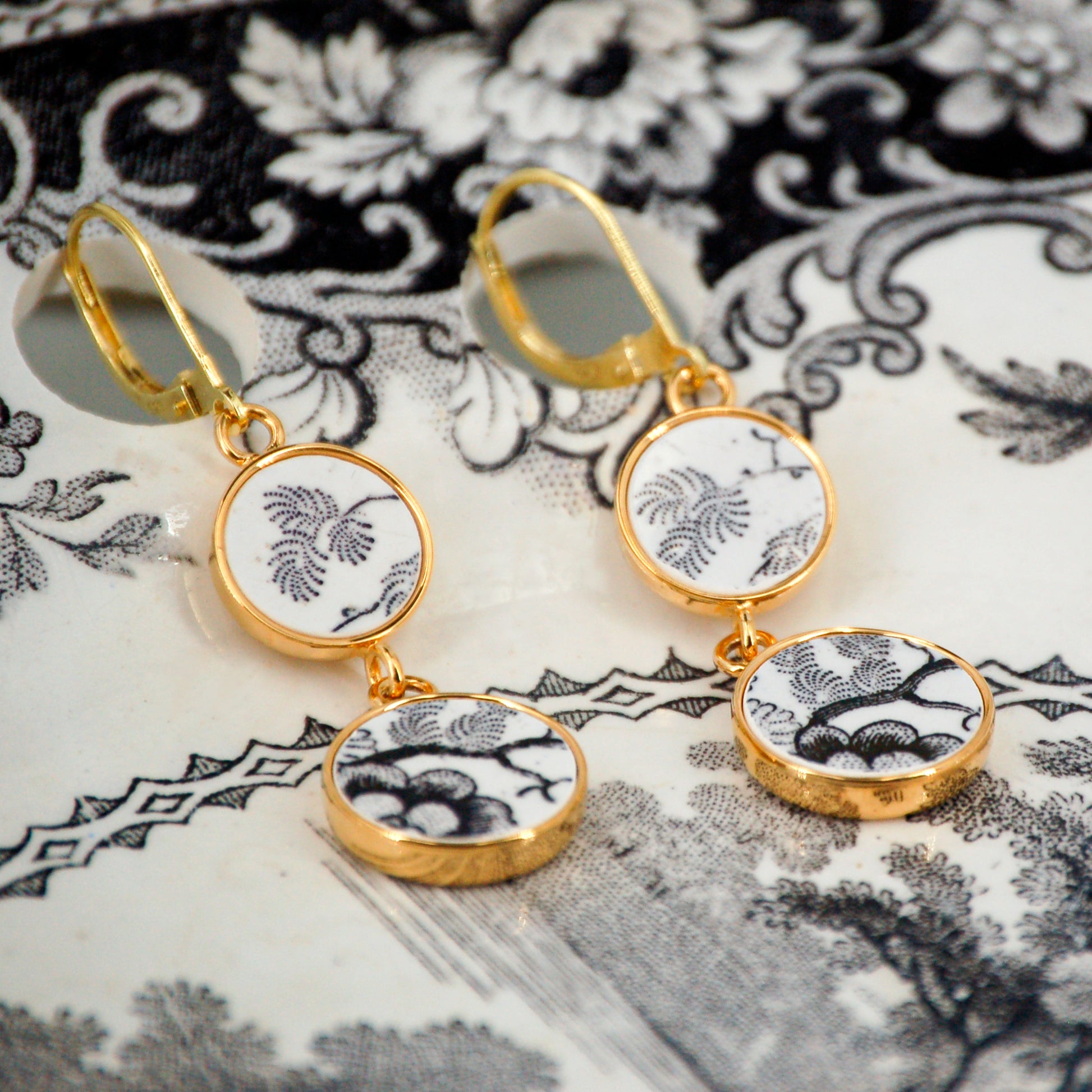 "Flowers and foliage in black and white" earrings, gold finish