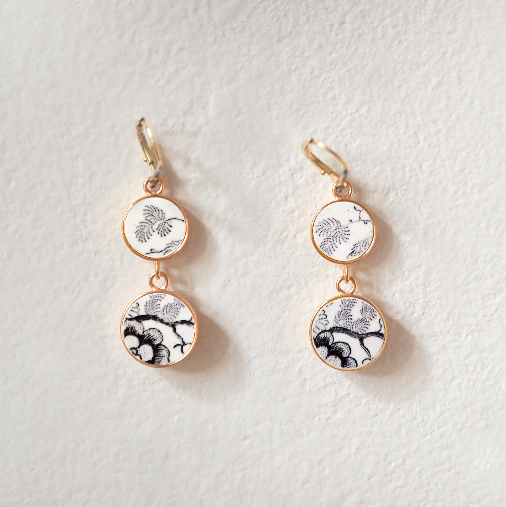 "Flowers and foliage in black and white" earrings, gold finish