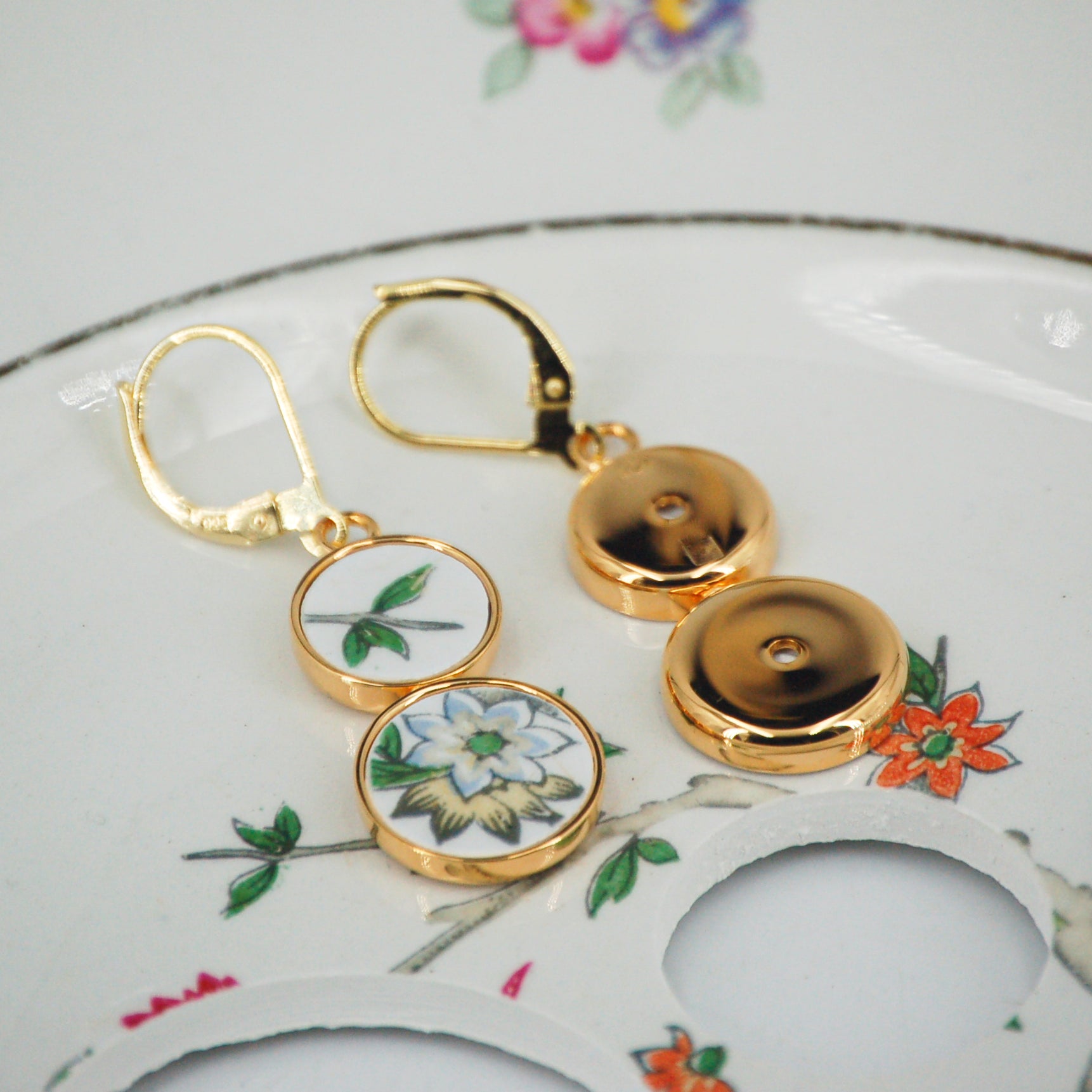 "Freshness of a Flower" earrings, gold finish