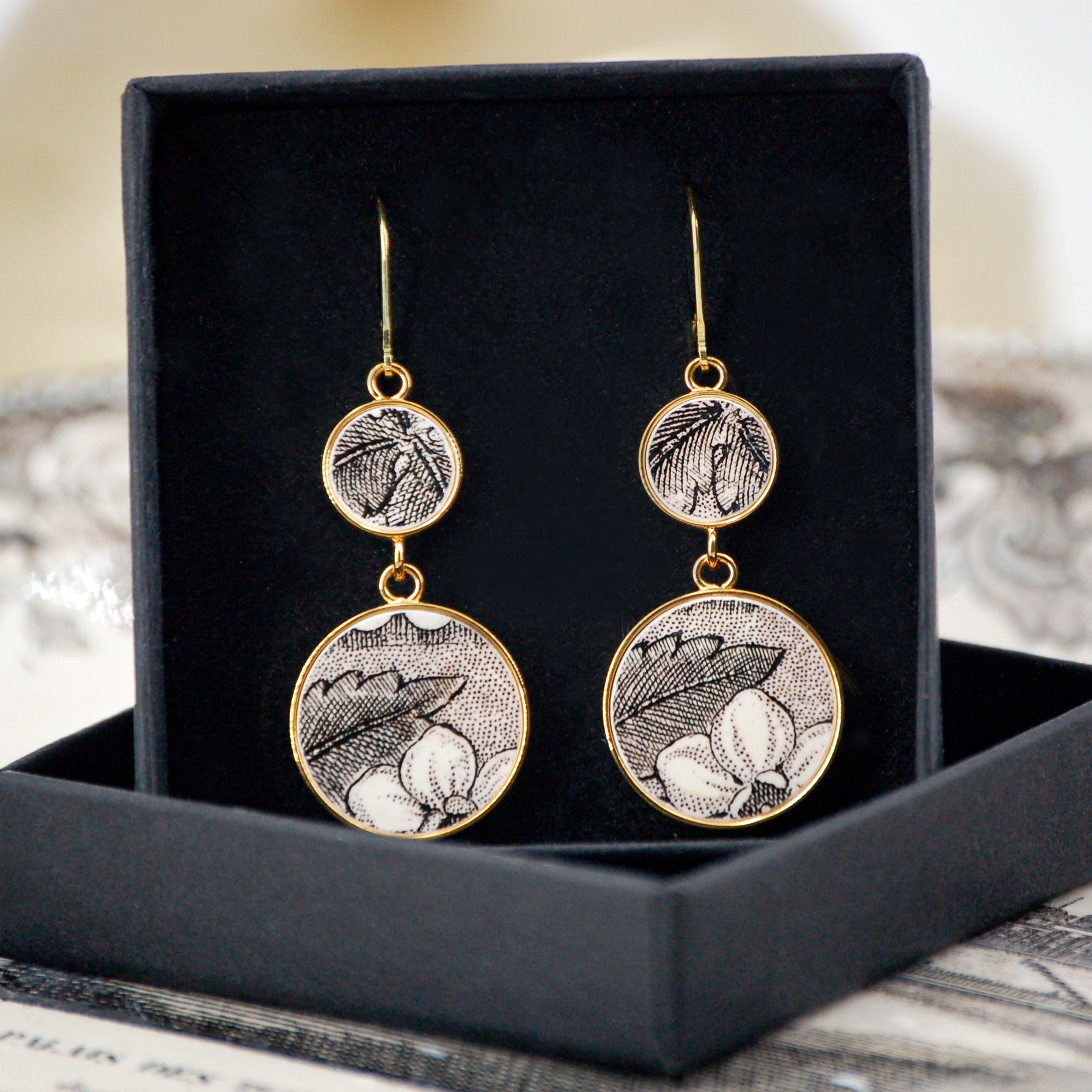 "Acanthus and scrolls in black and white" earrings, gold finish