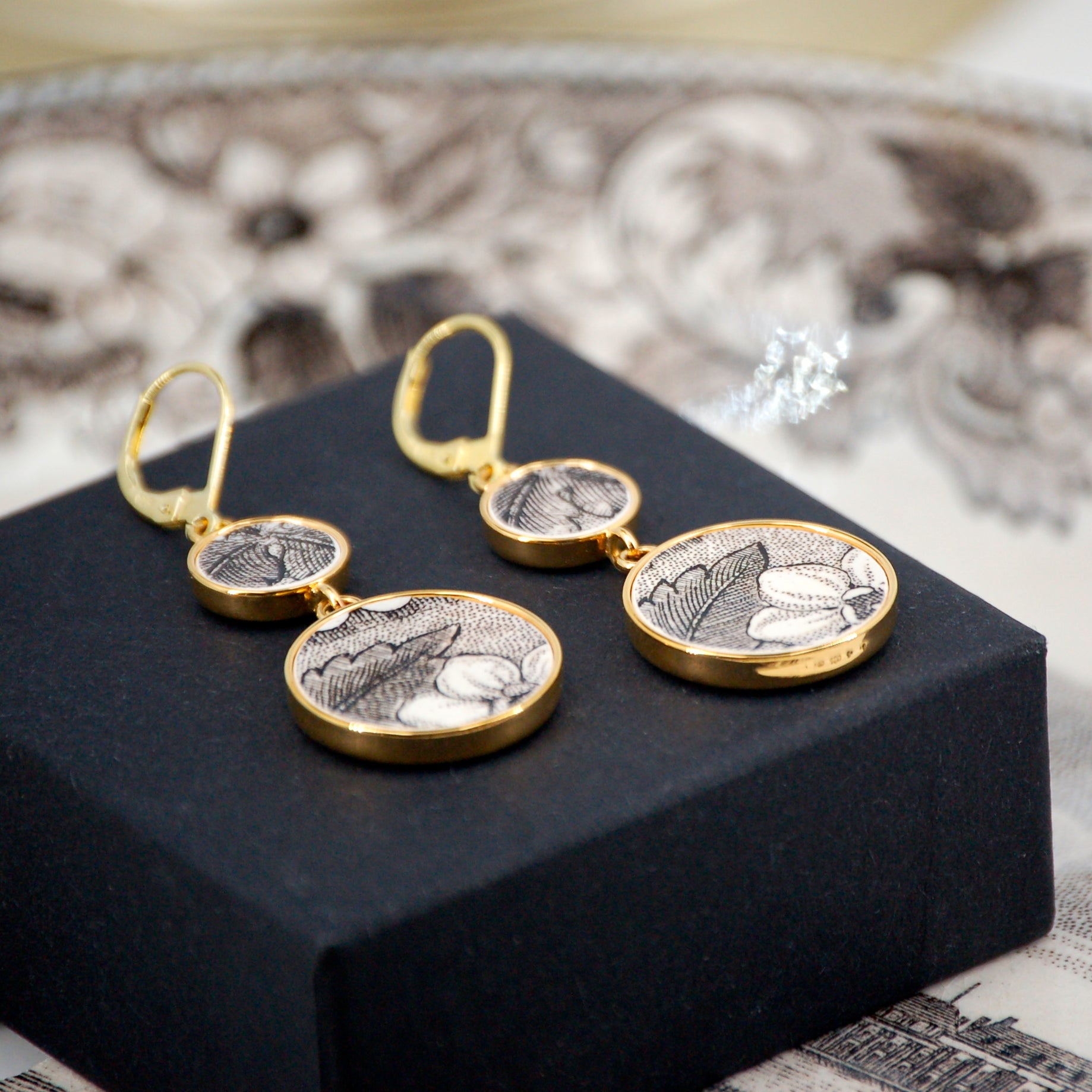 "Acanthus and scrolls in black and white" earrings, gold finish