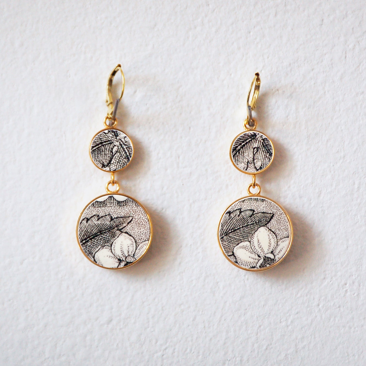 "Acanthus and scrolls in black and white" earrings, gold finish