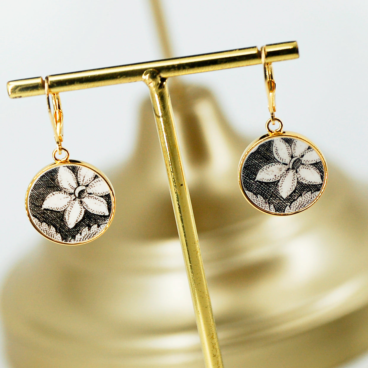 "Black and white floral pattern" earrings, gold finish