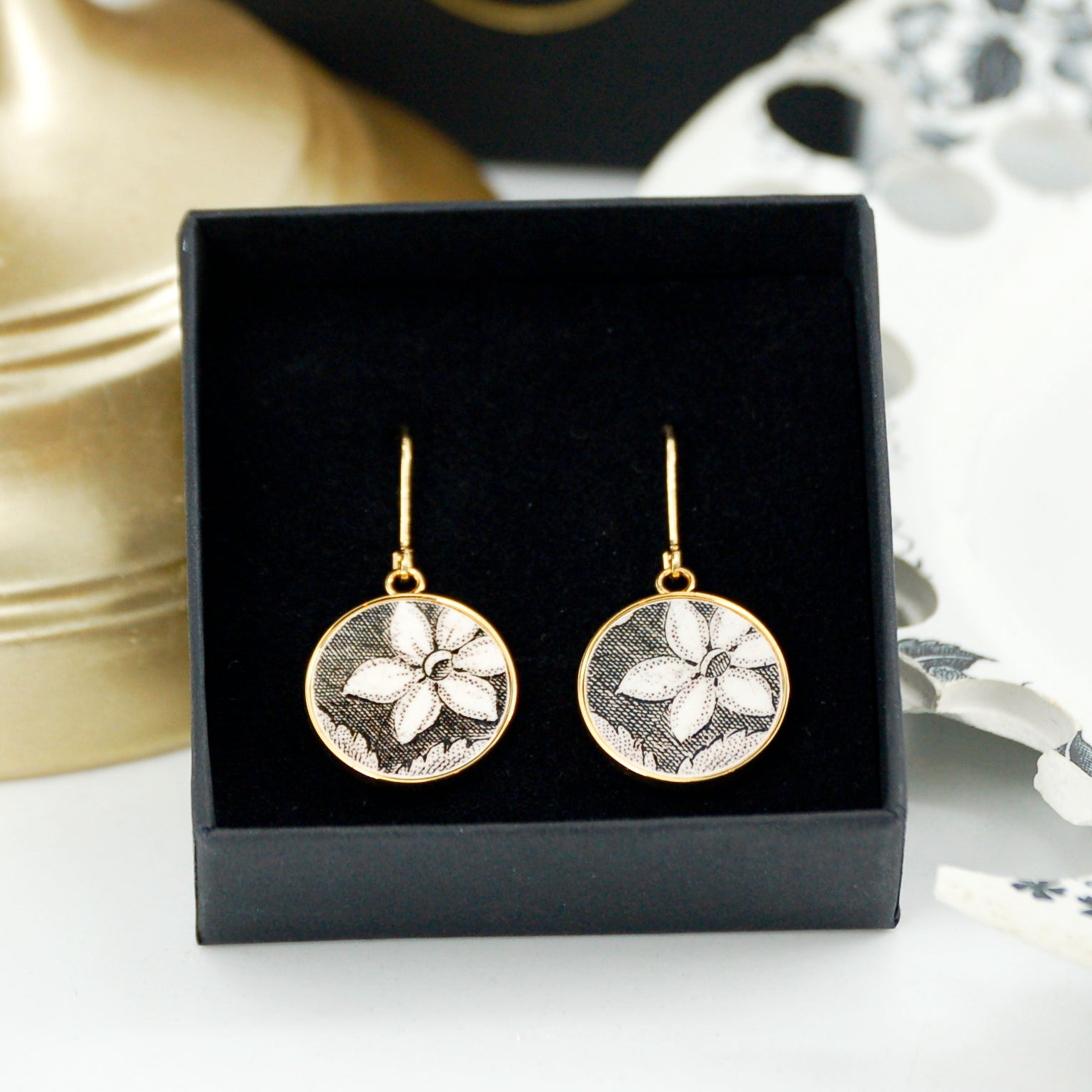 "Black and white floral pattern" earrings, gold finish