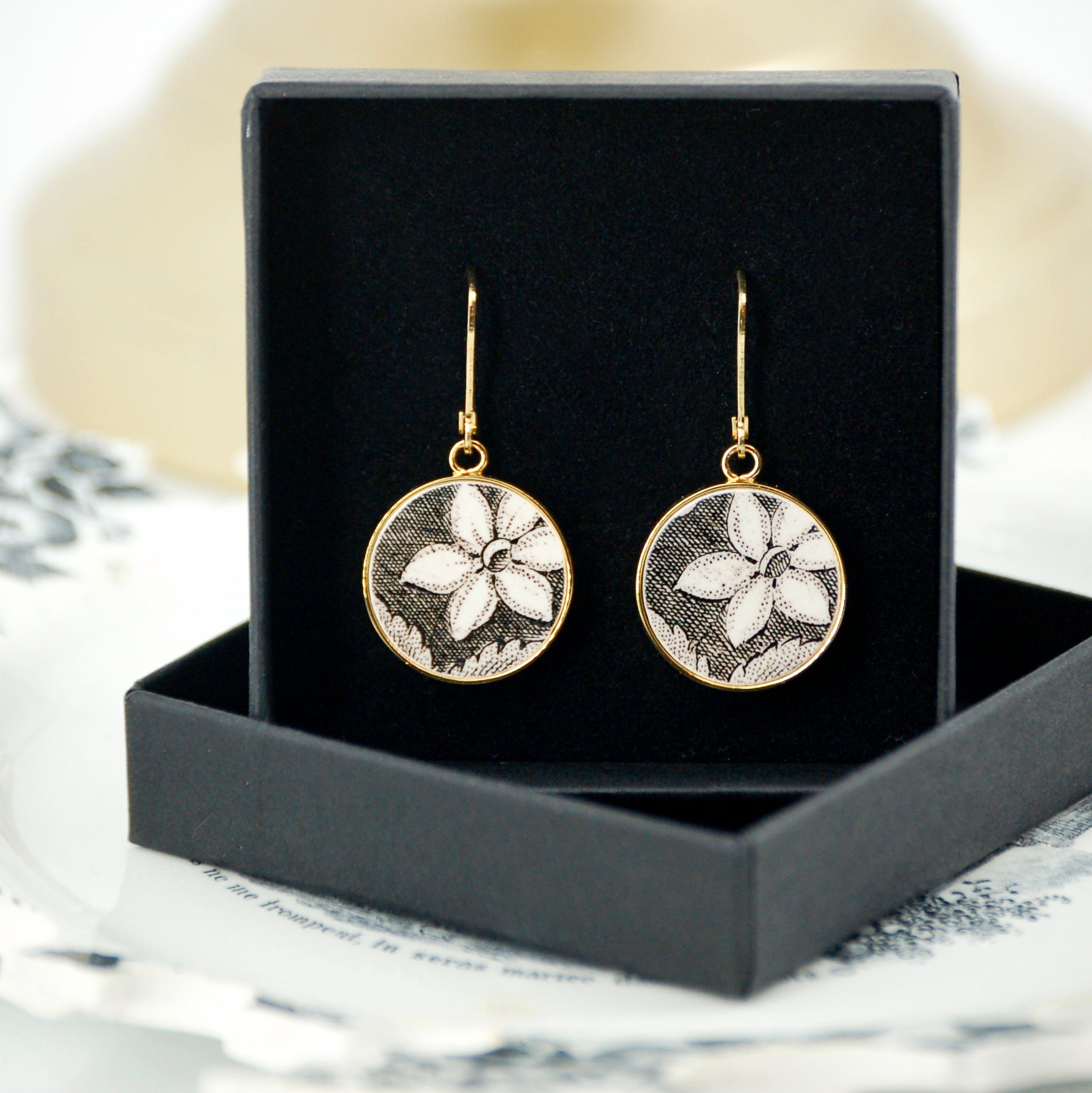 "Black and white floral pattern" earrings, gold finish