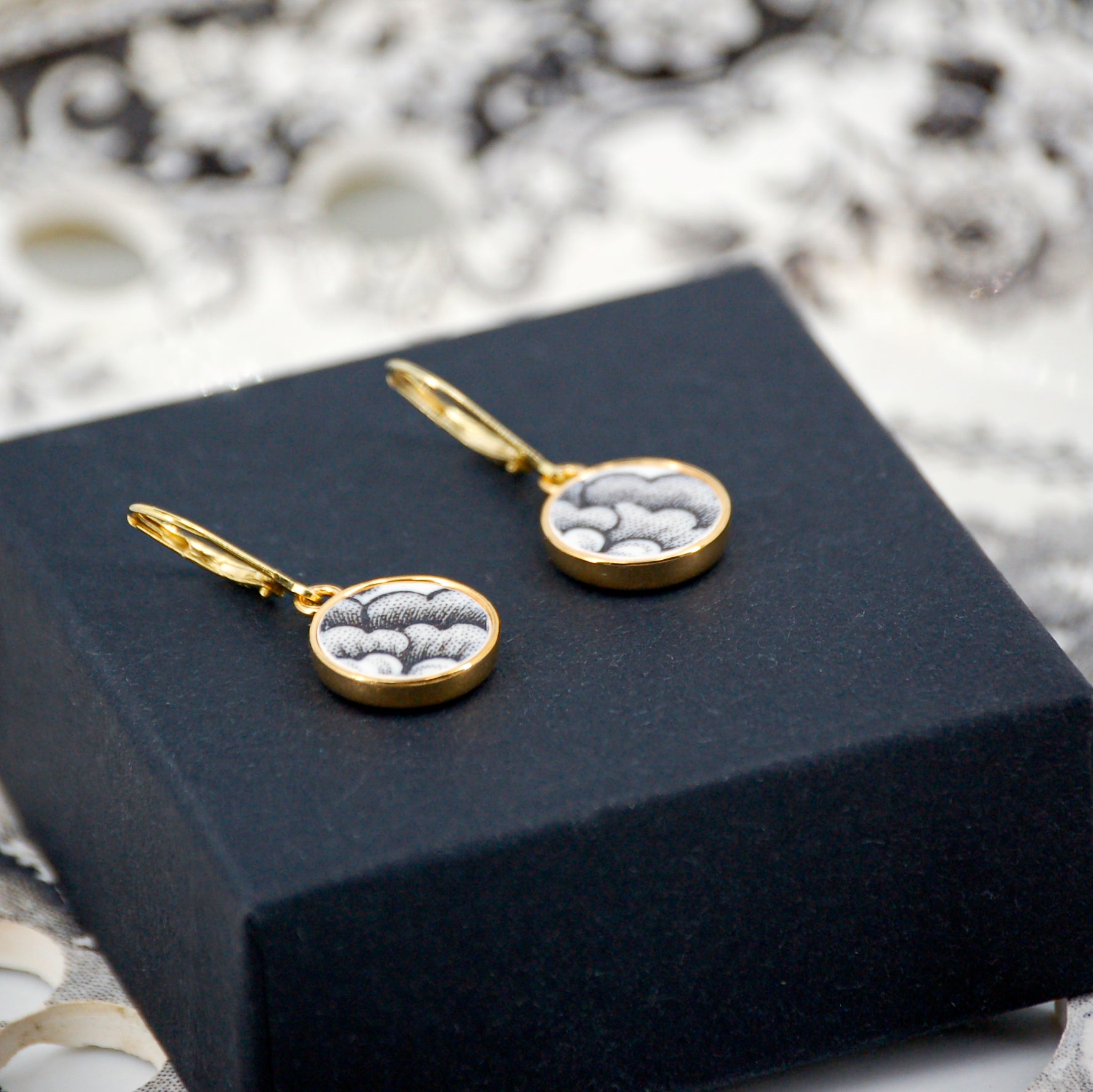 "Black and white flowers" earrings, gold finish