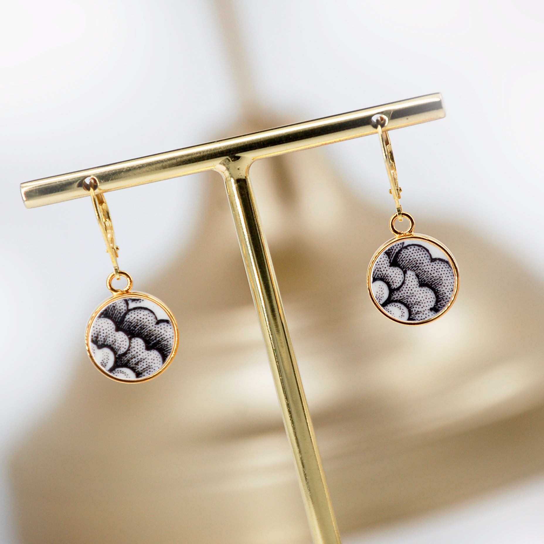 "Black and white flowers" earrings, gold finish