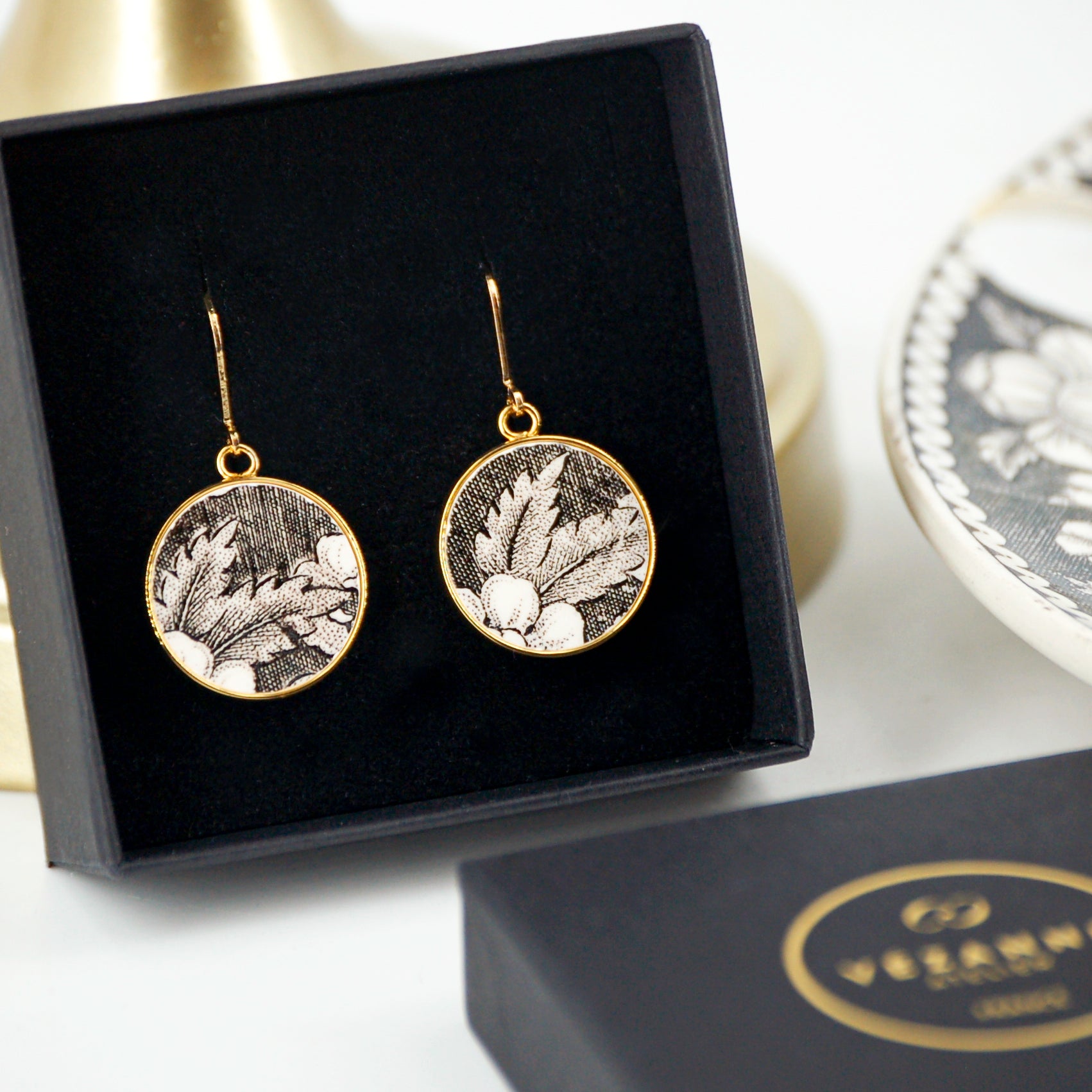 "Black and white flower petals" earrings, gold finish