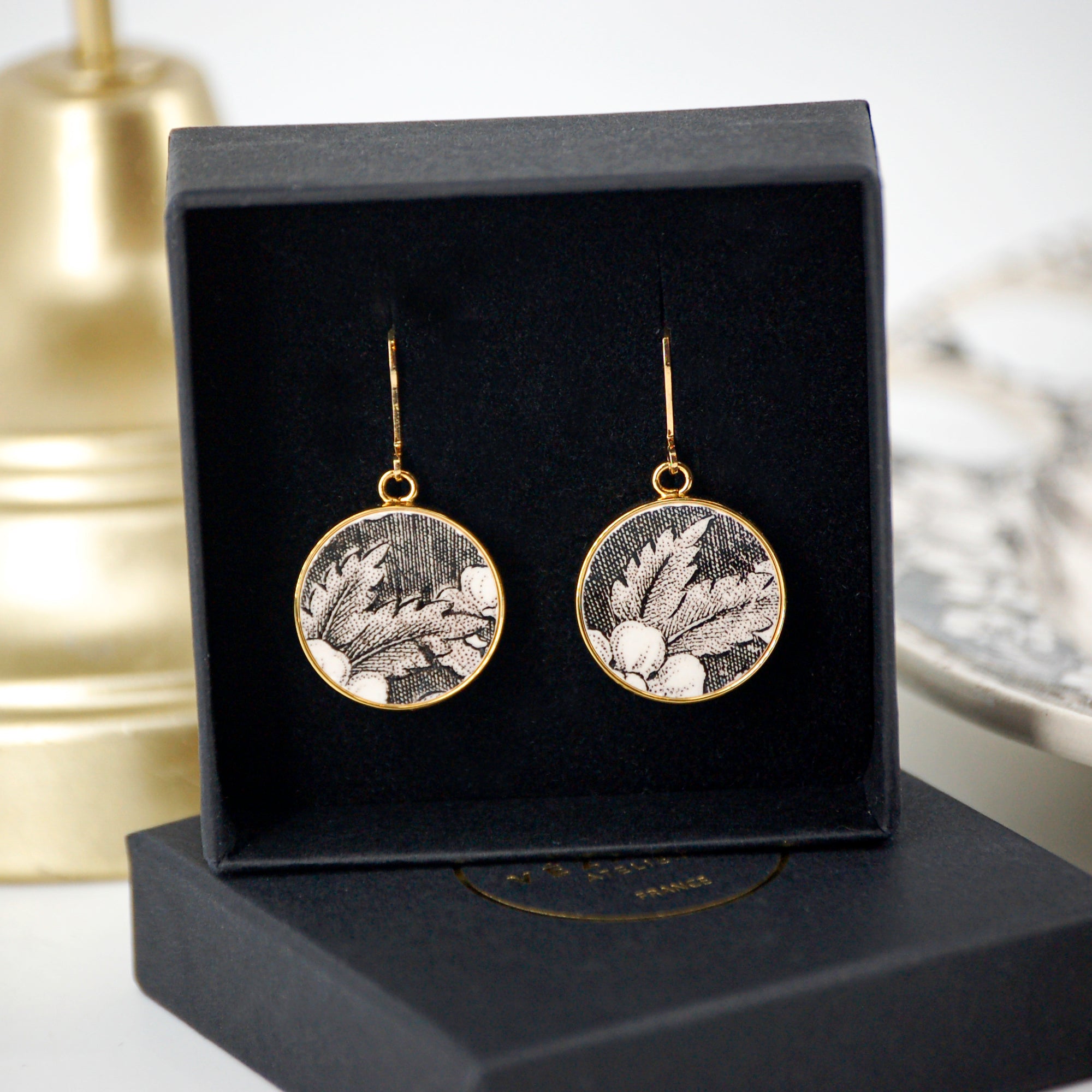 "Black and white flower petals" earrings, gold finish