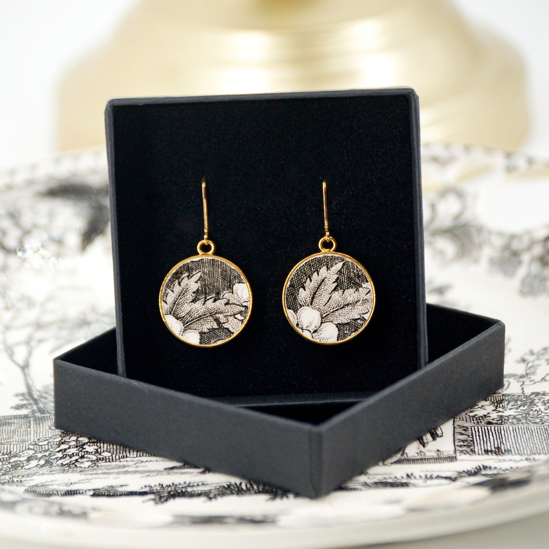 "Black and white flower petals" earrings, gold finish