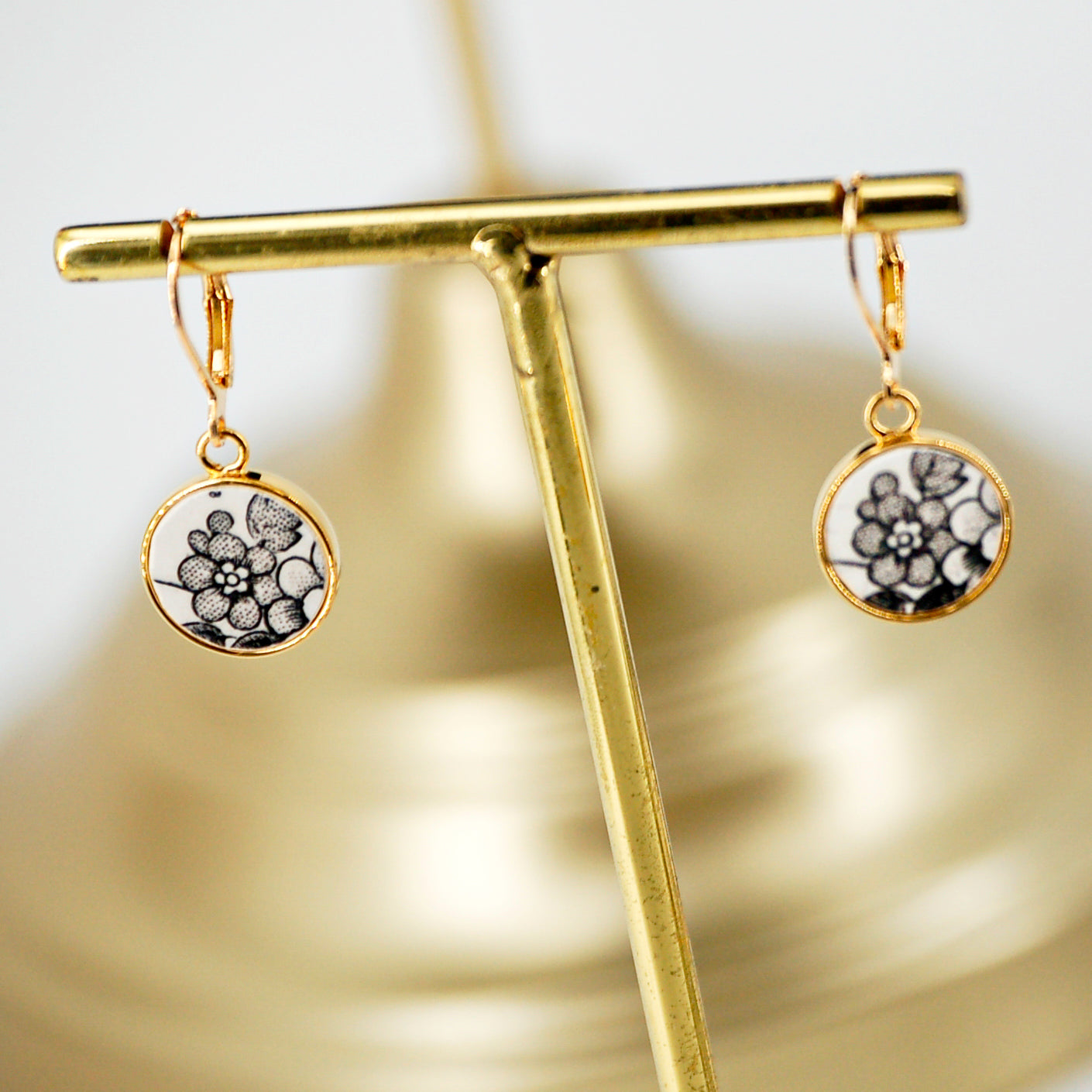 "Black and white flowers" earrings, gold finish