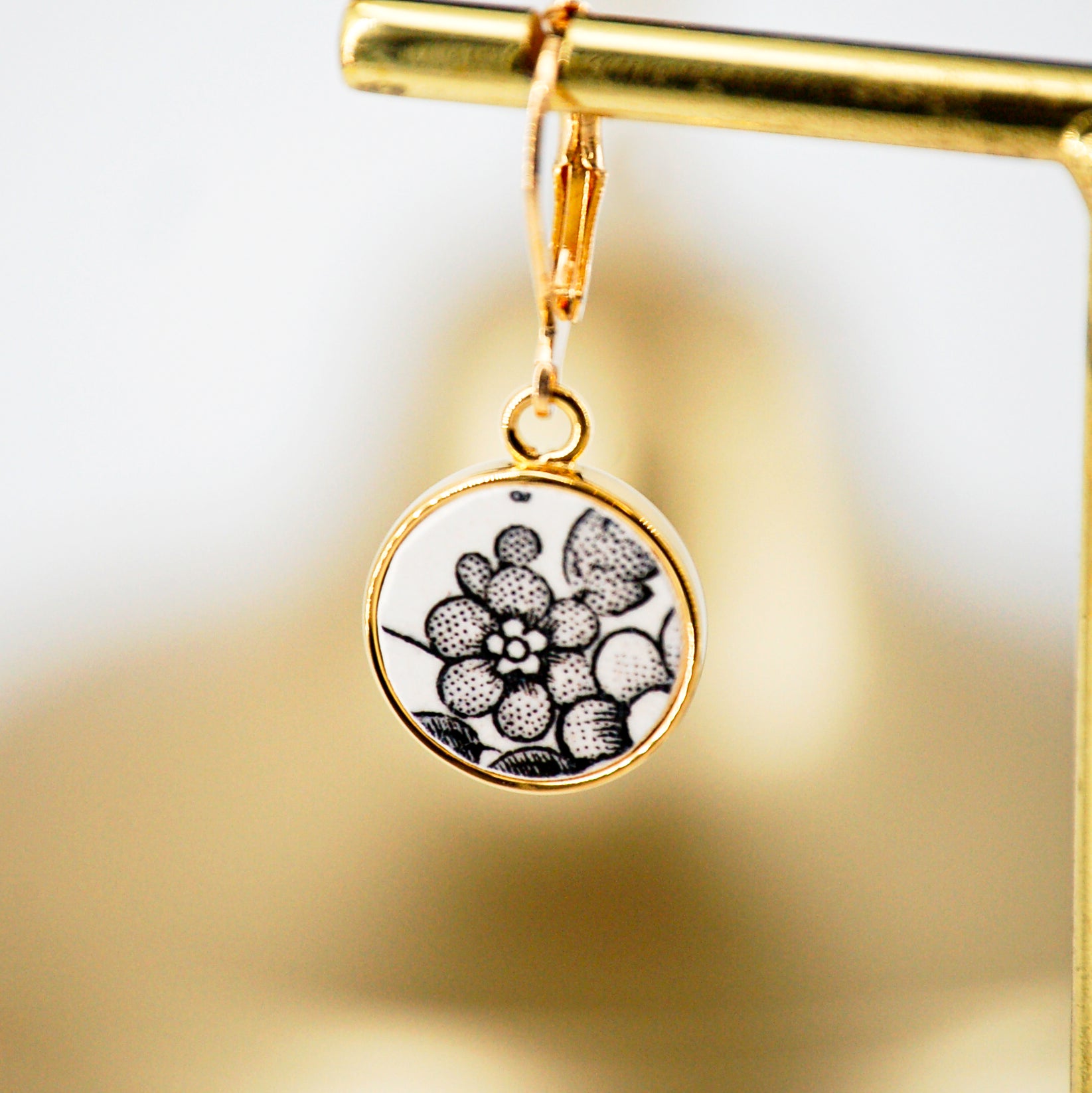 "Black and white flowers" earrings, gold finish
