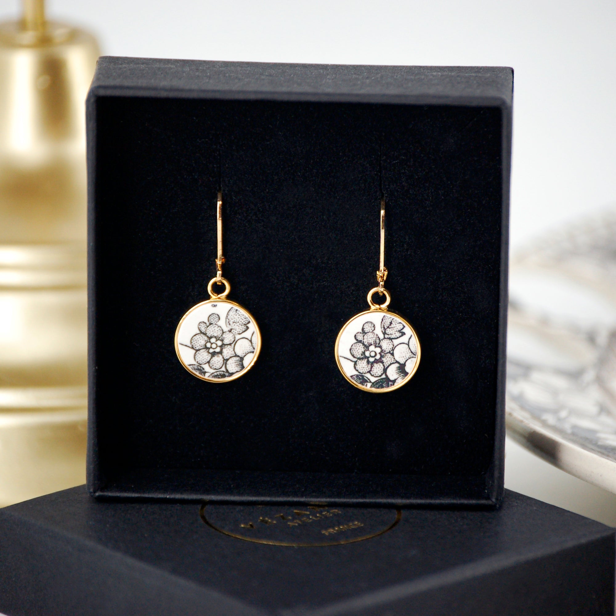 "Black and white flowers" earrings, gold finish