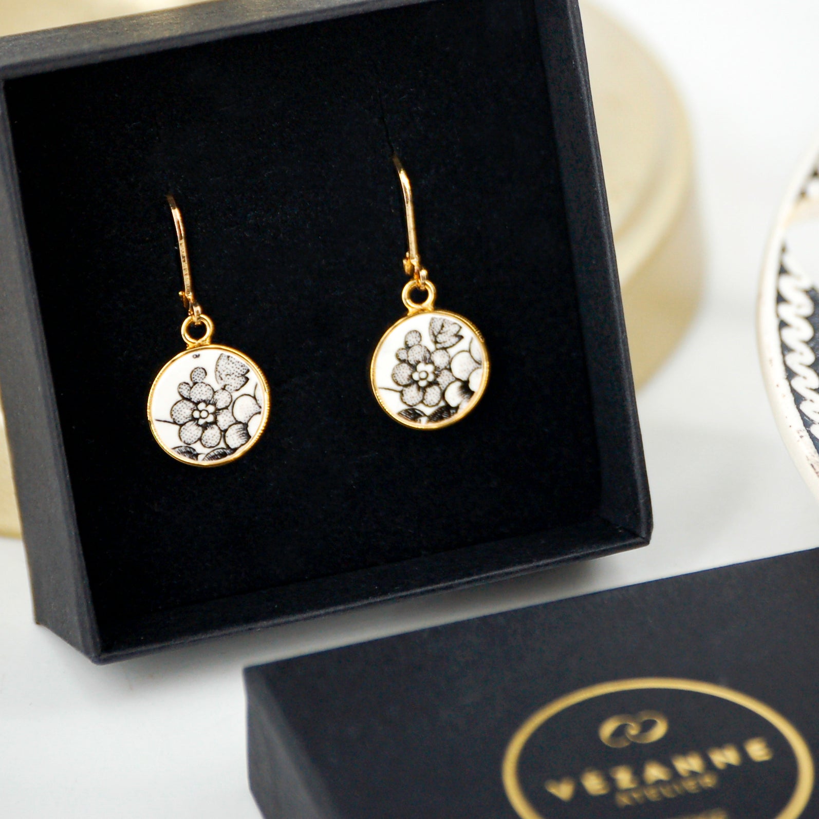 "Black and white flowers" earrings, gold finish