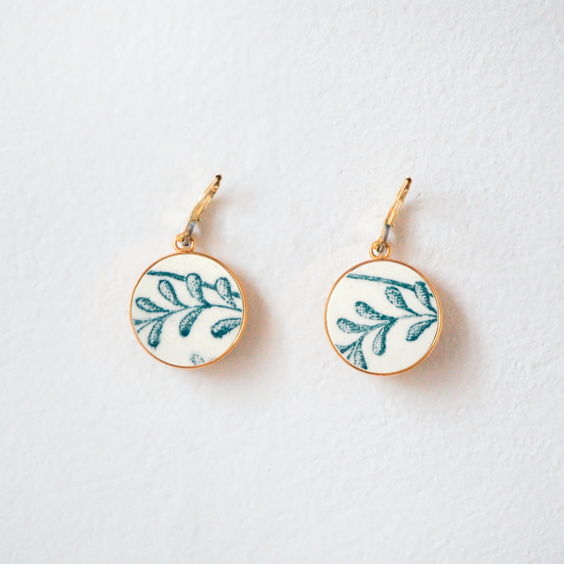 Boucles d'oreilles "Feuilles vertes", finition or
